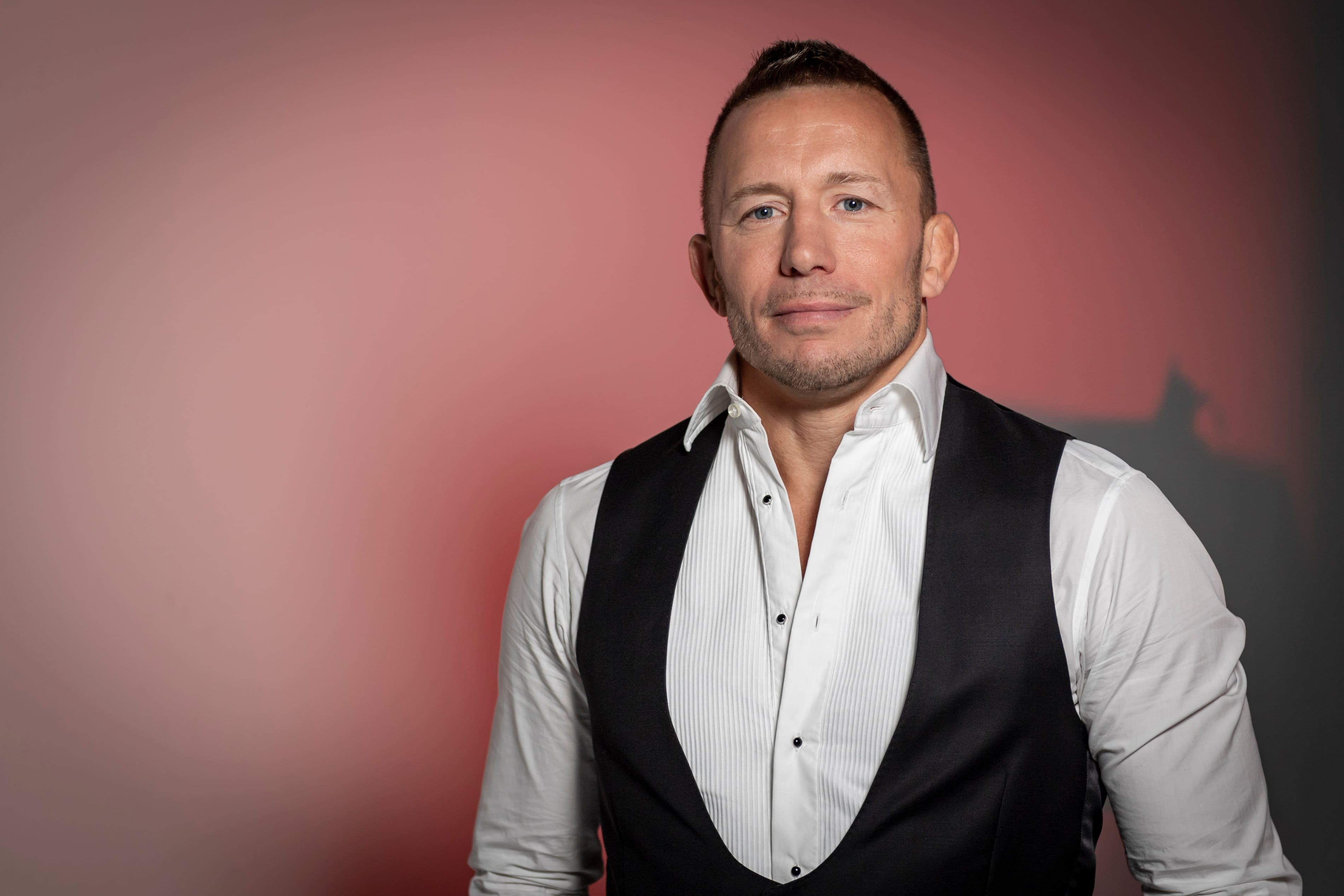 Georges St-Pierre lance aujourd'hui, en édition limitée, deux sauces piquantes 100% canadiennes avec un producteur ontarien.
