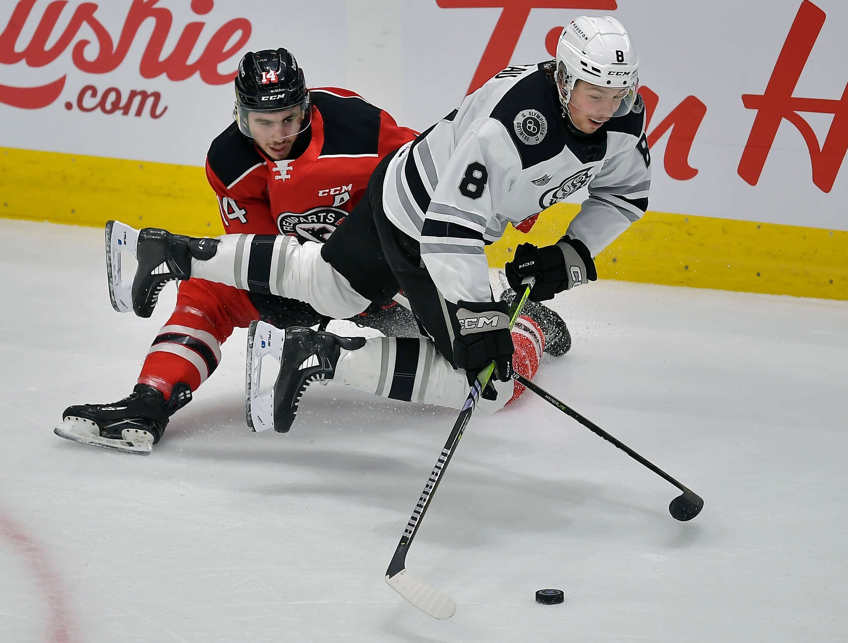 Le défenseur des Remparts Nicolas Savoie fait tout en son possible pour freiner celui des Olympiques de Gatineau, Tristan Luneau, sur cette séquence.