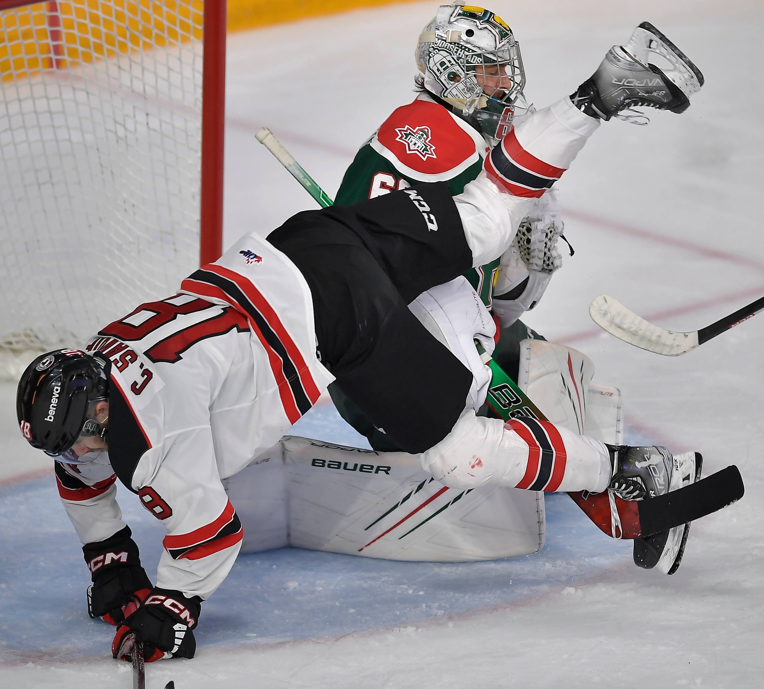 Charles Savoie a tout tenté pour déconcentrer le gardien des Mooseheads d'Halifax, Mathis Rousseau, sur cette séquence.