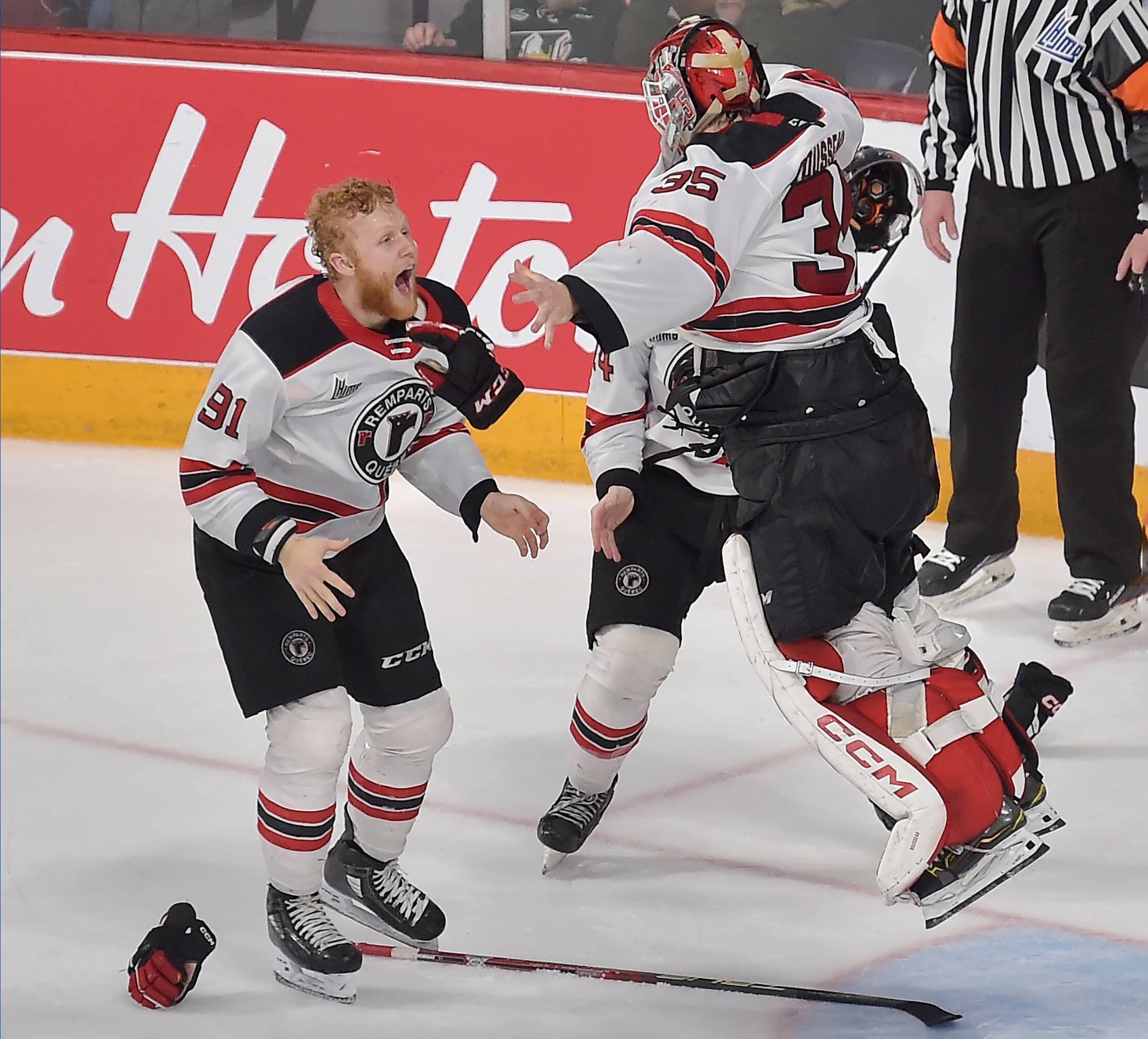 Nathan Gaucher et Nicolas Savoie se sont rués sur le gardien William Rousseau une fois leur victoire de 5 à 4 acquise, lors du match no. 6 de la finale face aux Mooseheads.