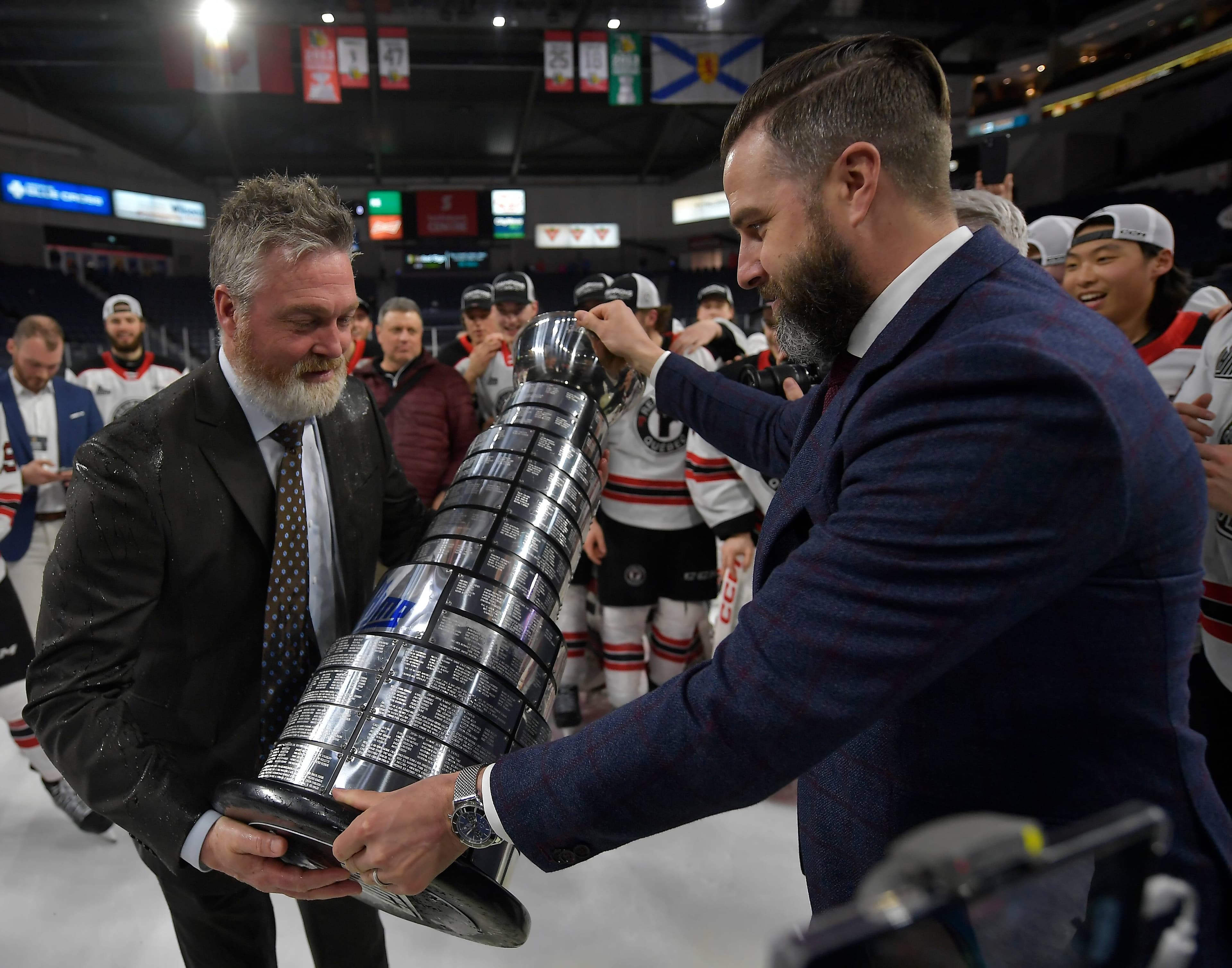 Simon Gagné a remis le trophée Gilles-Courteau à Patrick Roy, après la victoire.