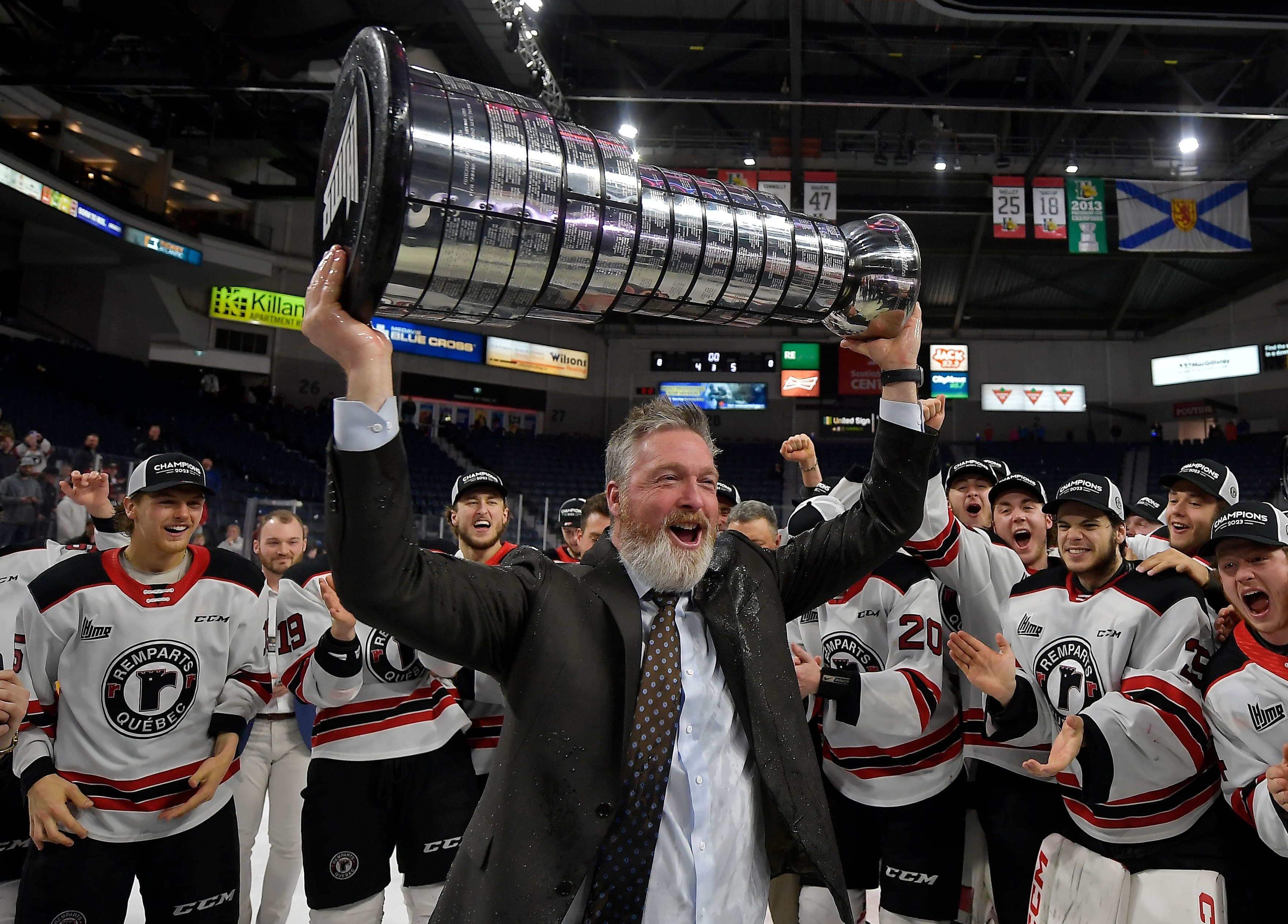 Patrick Roy a remporté plusieurs trophées dans sa vie, mais il a soulevé le trophée Gilles-Courteau pour la toute première fois, le 21 mai dernier.