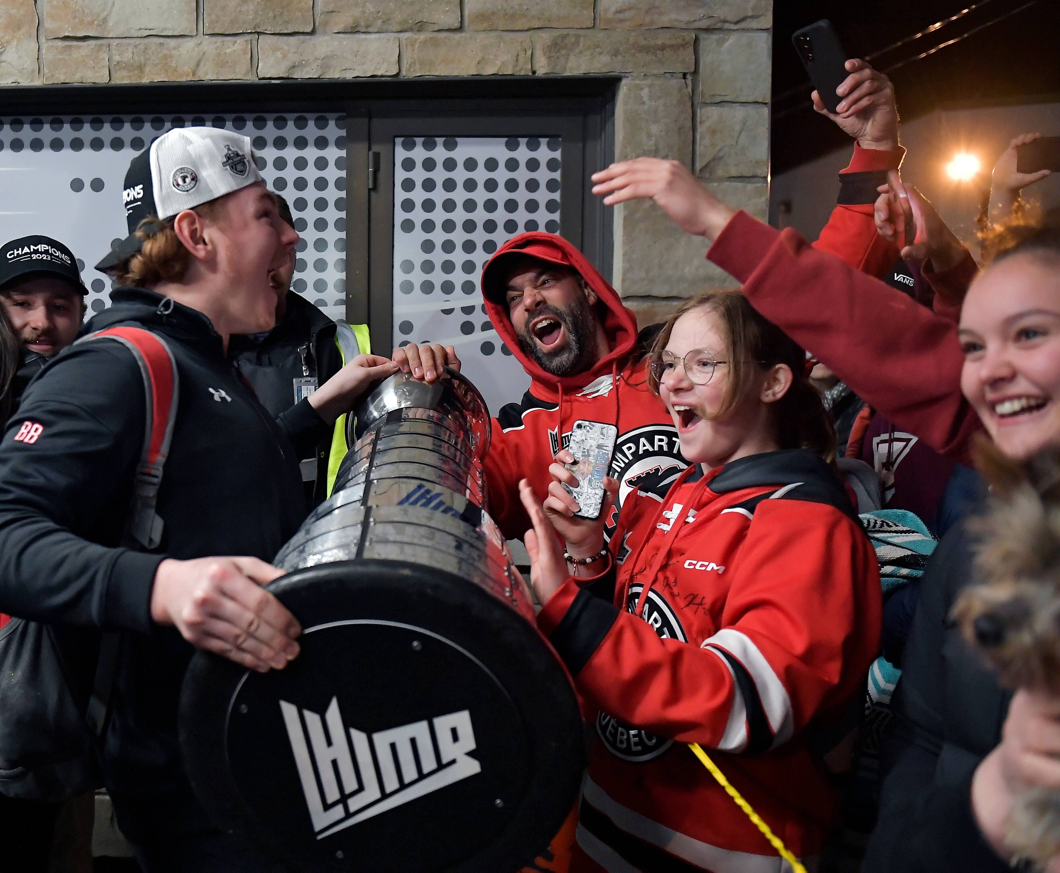 Les joueurs des Remparts ont été accueillis en héros à leur arrivée à l'aéroport de Québec, dans la nuit du 21 au 22 mai.