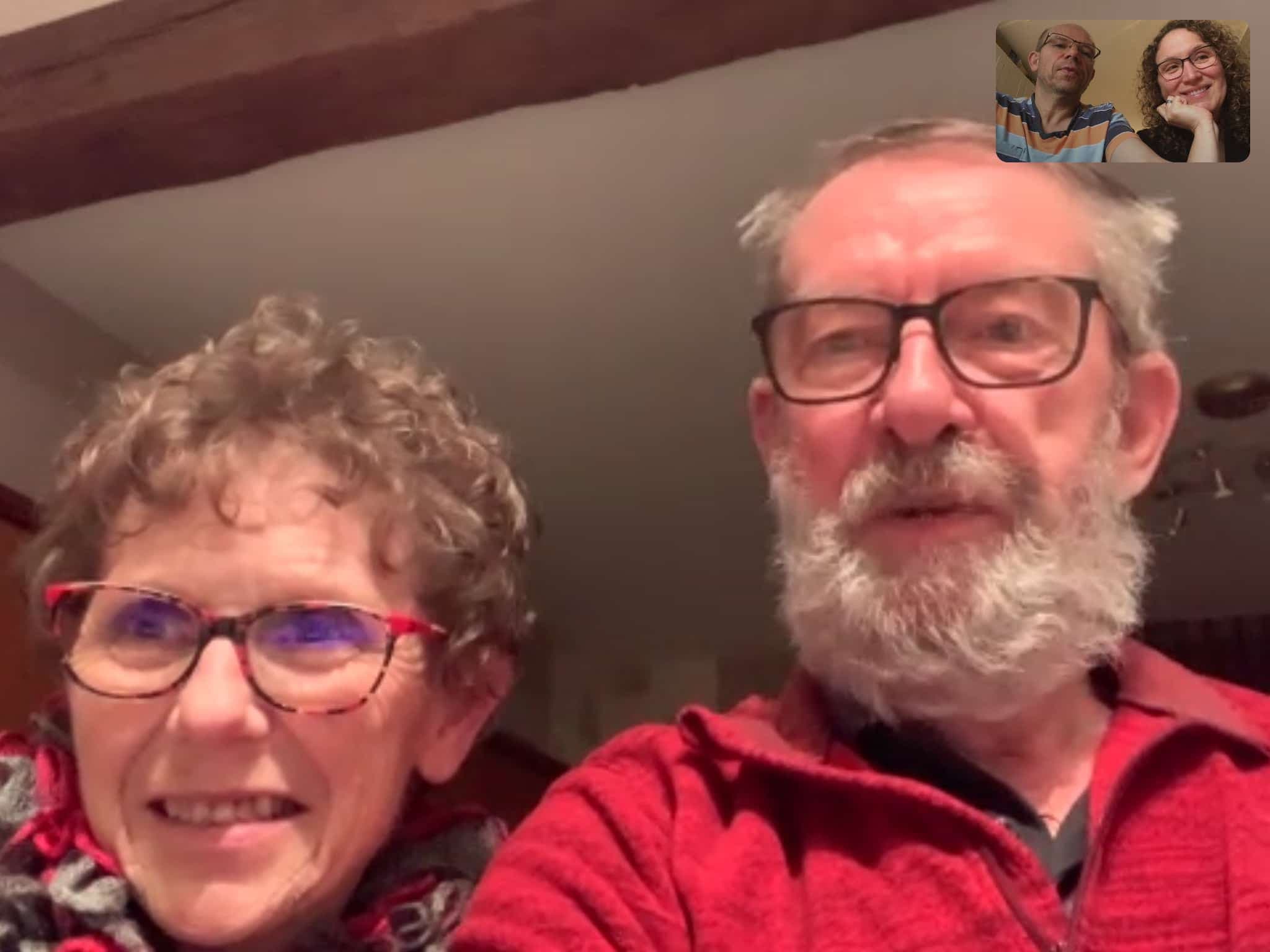 Ludovic et sa conjointe en discussion SKYPE avec ses parents.