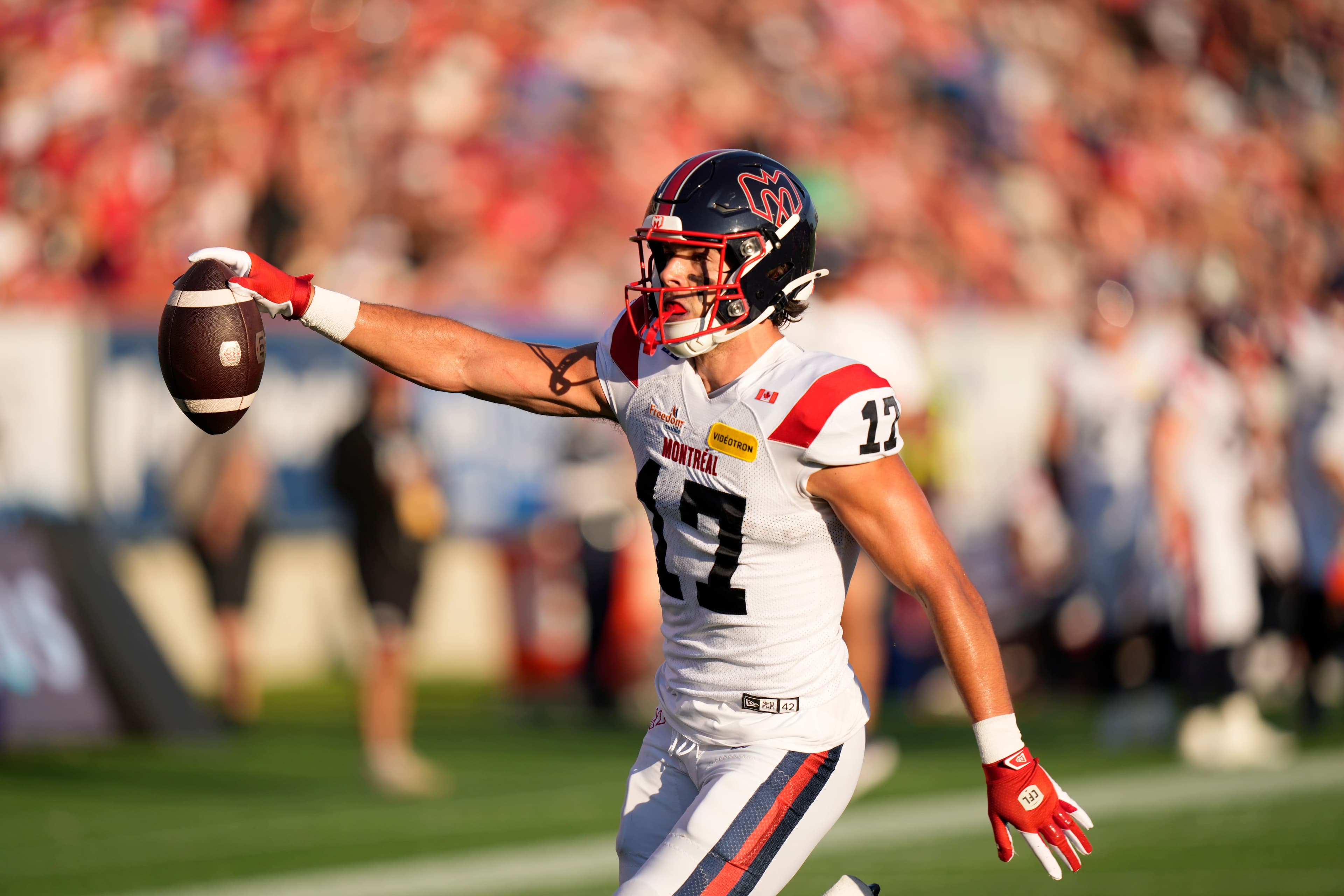 Cole Spieker a marqué un touché pour les Alouettes, le 24 juillet 2025, dans un match disputé face aux Stampeders, au stade McMahon, à Calgary.