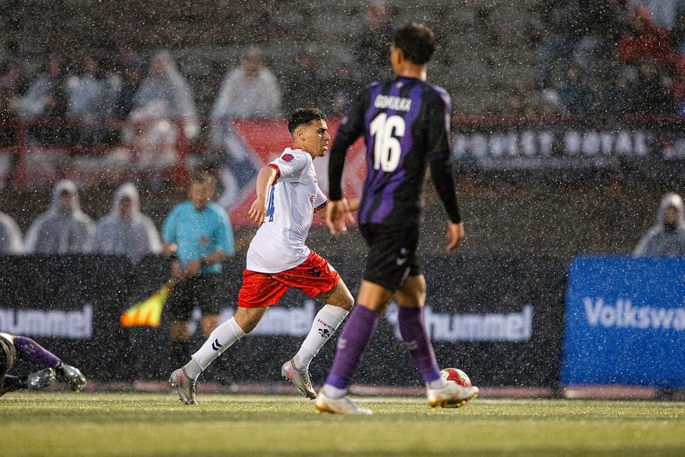 Le FC Supra du Québec a affronté le Pacific FC sous la pluie au PEPS de l'Université Laval, le samedi 6 juin 2026.