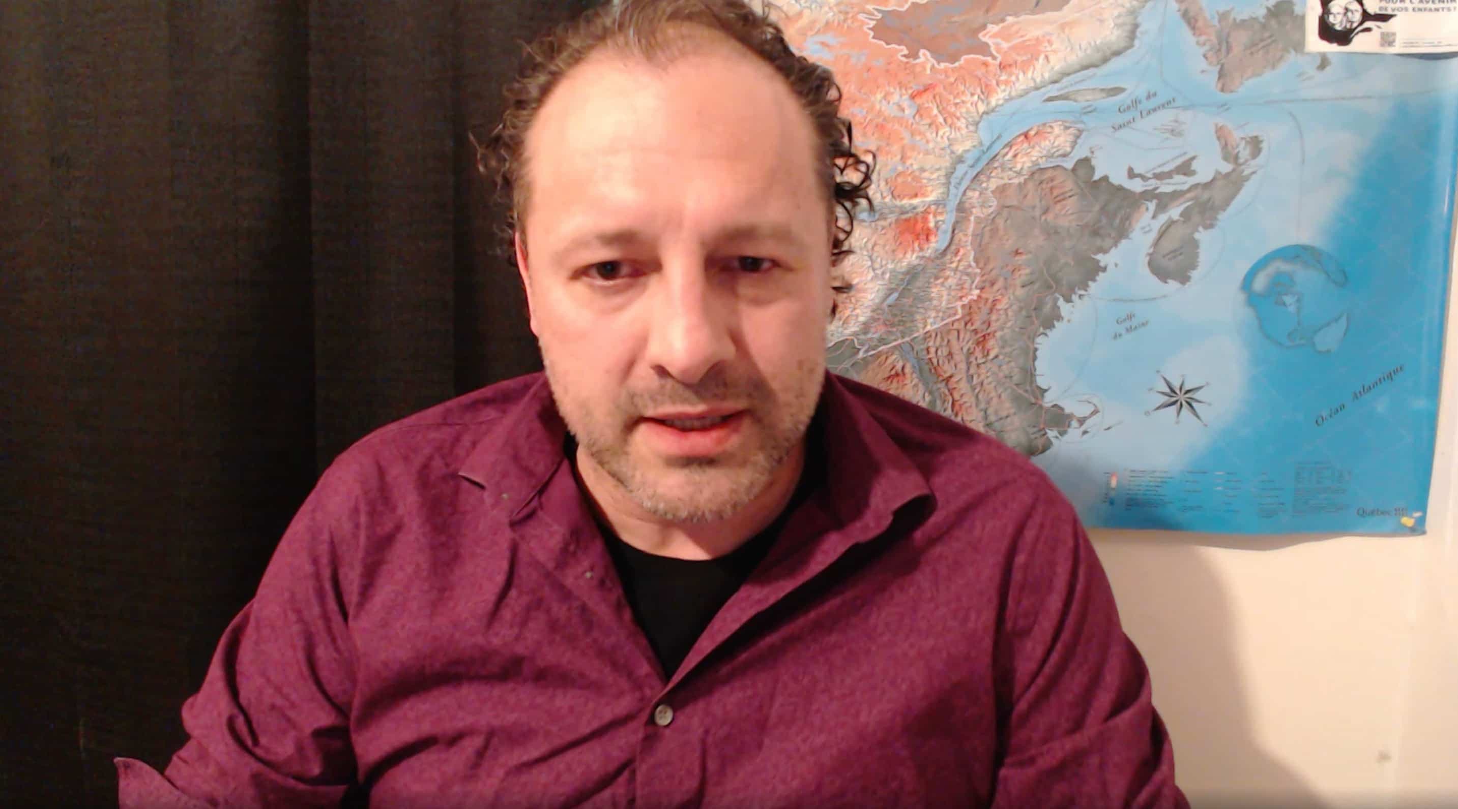 Dans l'une des vidéos de Sylvain Marcoux, hébergée sur la plateforme Odyssee, on peut clairement identifier le collant du groupe White Lives Matter Québec (en haut à droite).