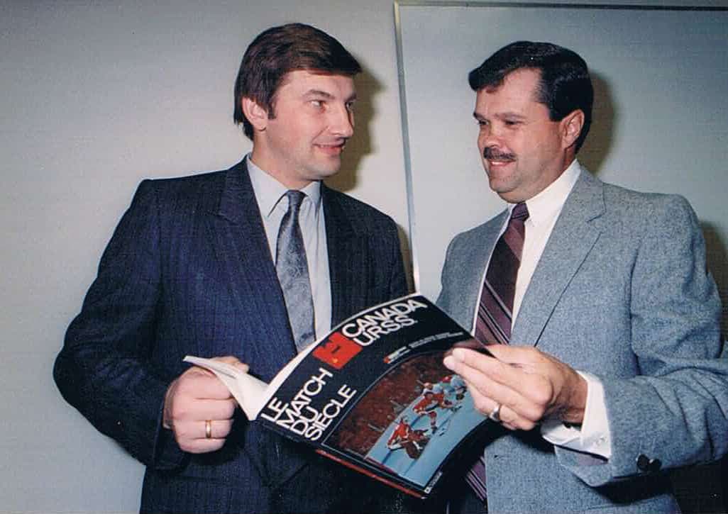 De passage à Montréal en 1987, soit 15 ans après la fameuse Série du siècle, le journaliste du Journal de Montréal Gilles Terroux avait remis une copie de son ouvrage Le match du siècle au gardien vedette soviétique Vladislav Tretiak.