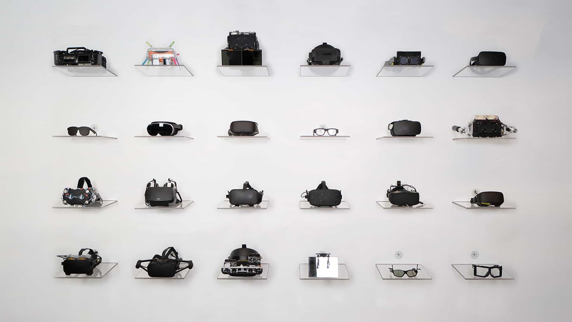 Quelques-uns des prototypes de casques de réalité virtuelle développés par Meta au cours des dernières années.