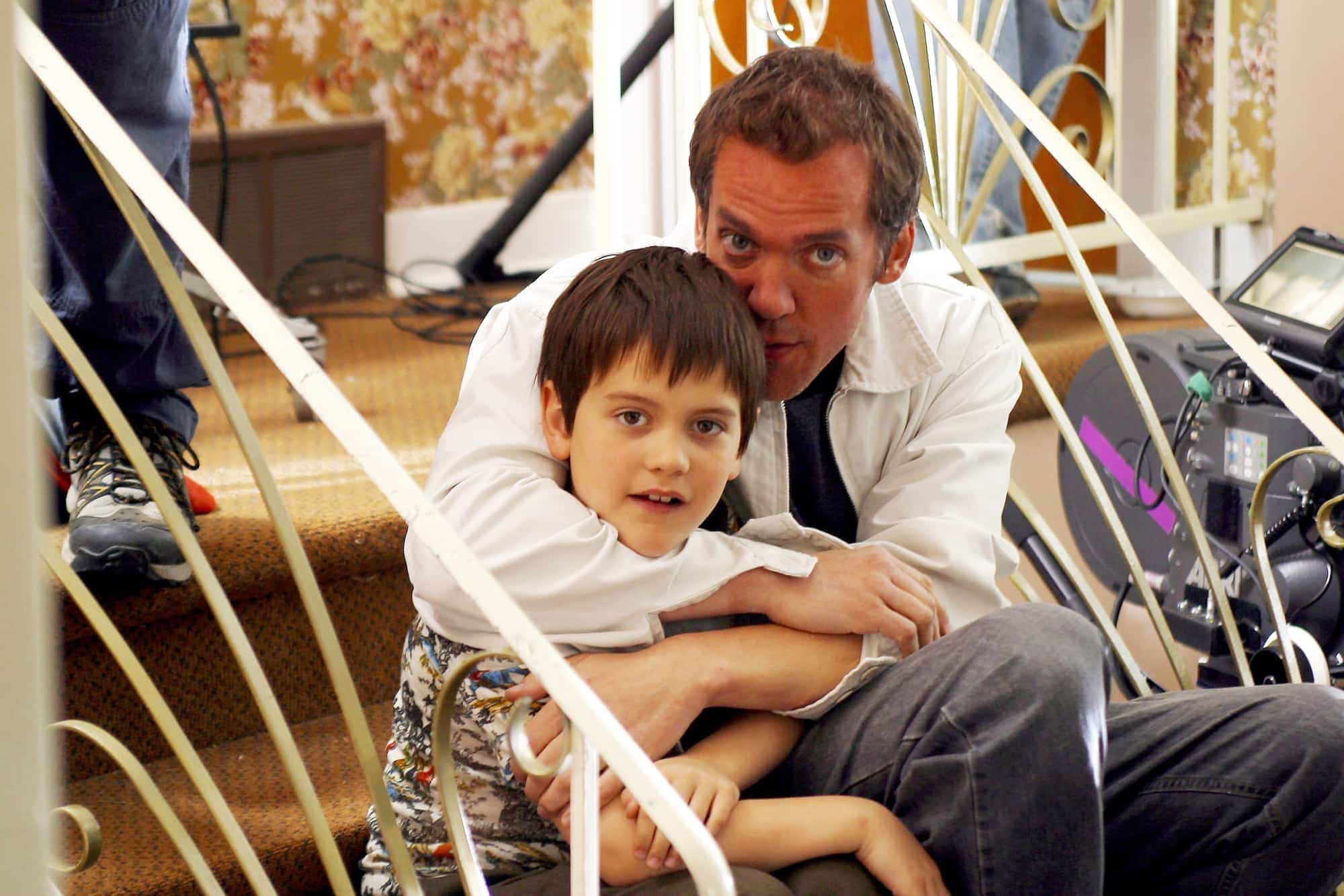 Pour interpréter le personnage principal de C.R.A.Z.Y. pendant son enfance, Jean-Marc Vallée avait fait appel à son propre fils, Émile Vallée. On les voit ici ensemble sur le plateau de tournage du film, en 2004.