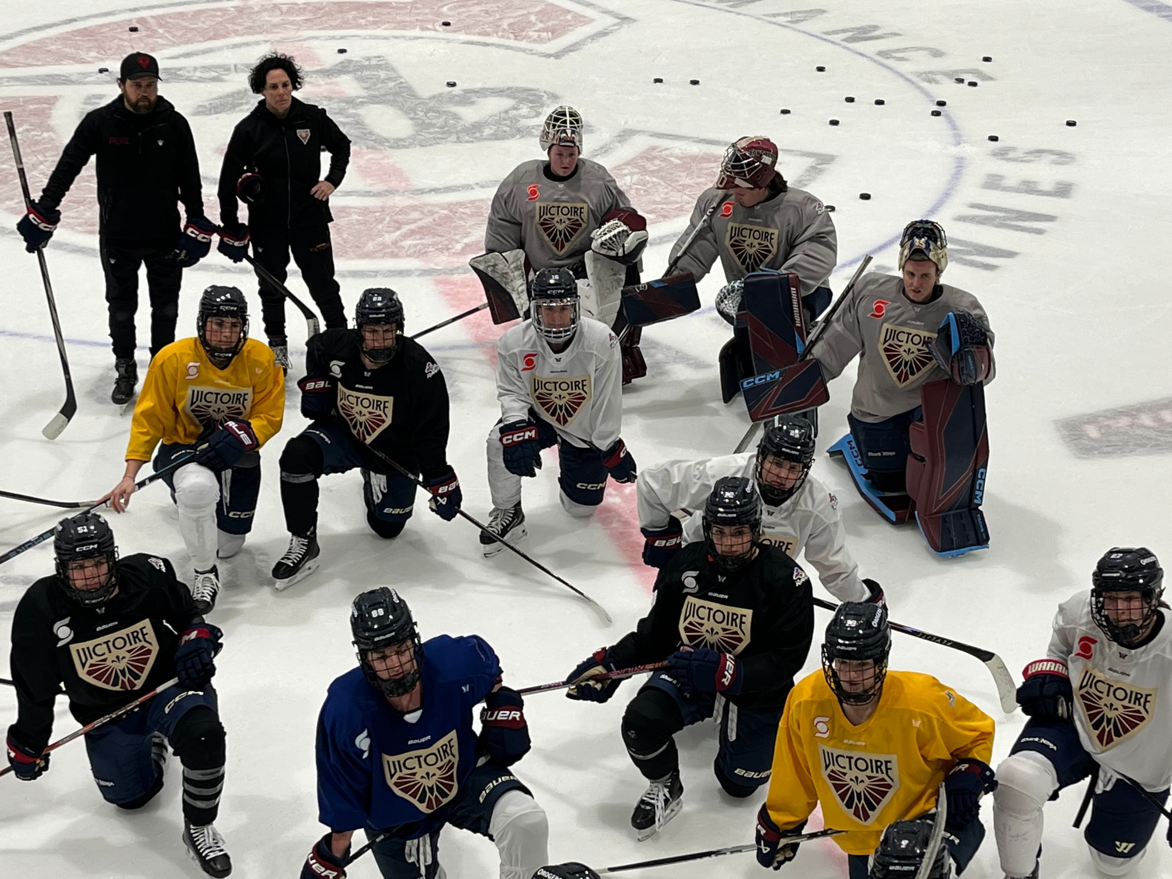 Les joueuses de la Victoire de Montréal, dont la gardienne Ann-Renée Desbiens (à droite), ont participé à un entraînement, le mercredi 25 février 2026, à l’auditorium de Verdun.