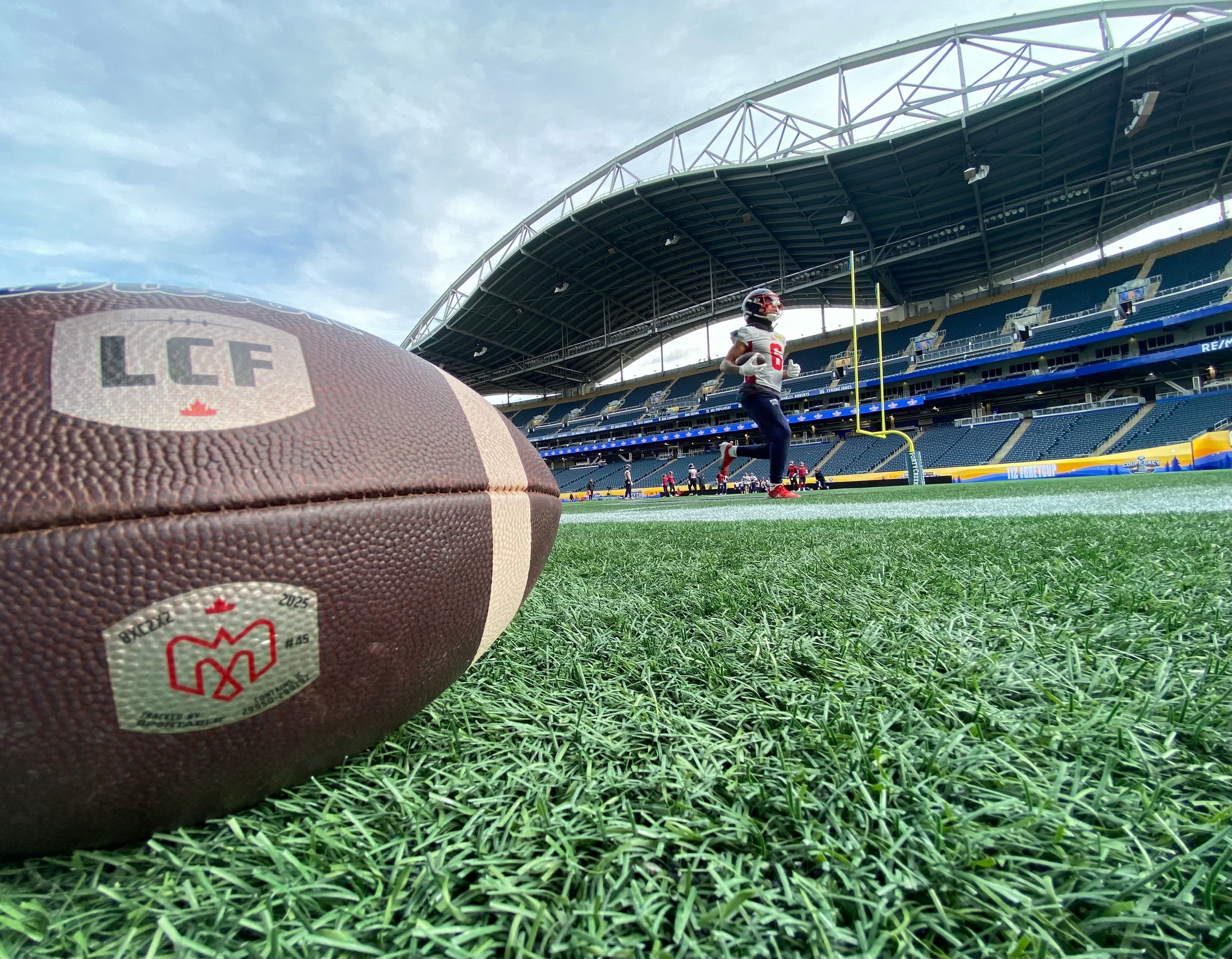 Tyson Philpot, receveur de passes des Alouettes, s'entraîne sur le terrain du Princess Auto Stadium, le vendredi 14 novembre 2025 à Winnipeg, à l'approche de la finale de la Coupe Grey entre les Alouettes de Montréal et les Roughriders de la Saskatchewan.