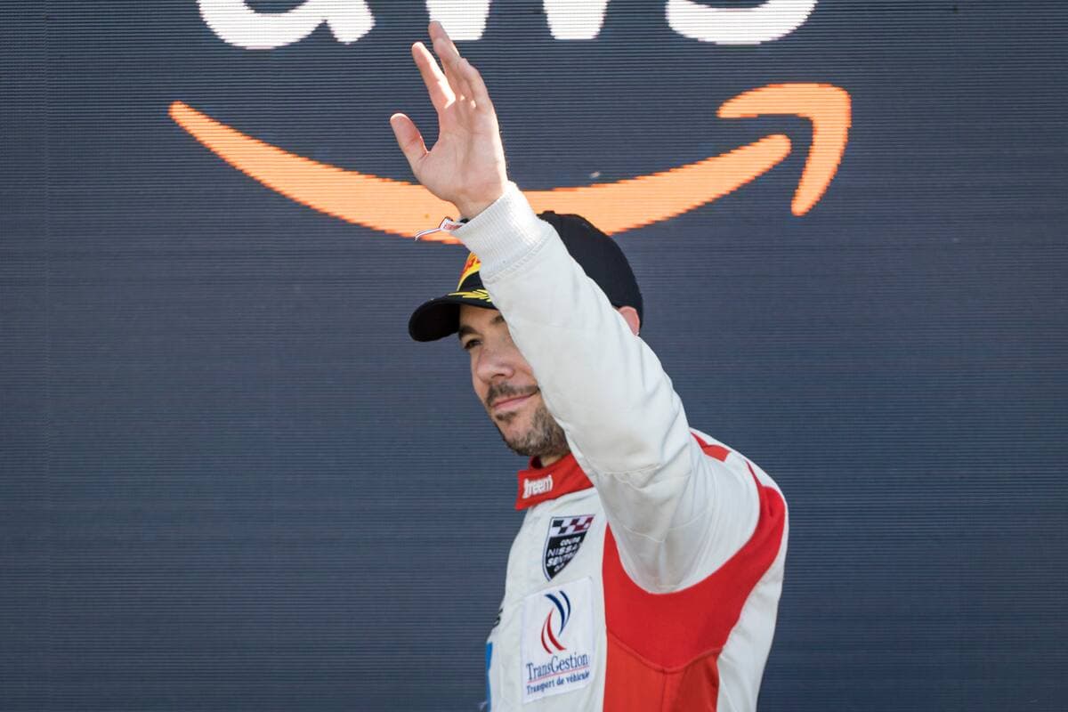 Simon Charbonneau (3e) lors du podium de la 2e course de la Coupe Nissan Sentra du Grand Prix du Canada de Formule 1 (F1) au circuit Gilles-Villeneuve, à Montréal, le dimanche 19 juin 2022. JOEL LEMAY/AGENCE QMI