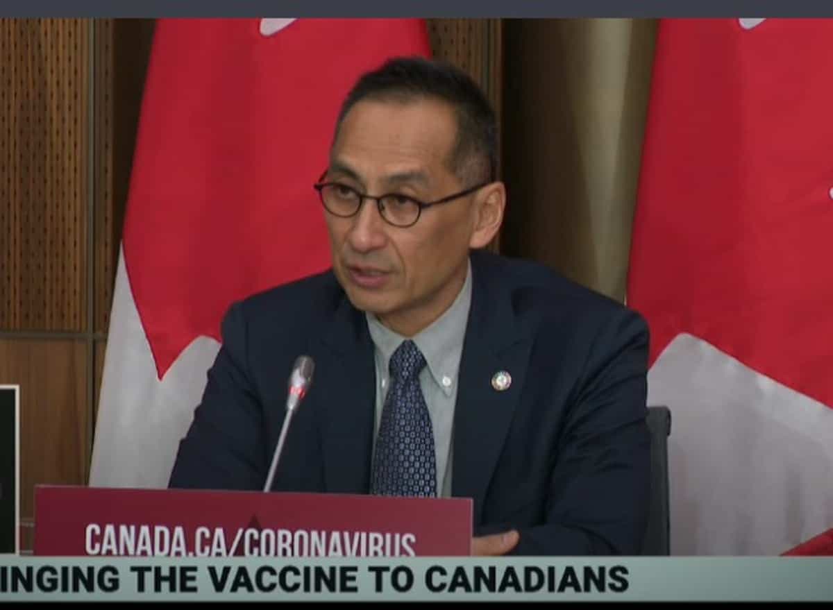 Le sous-administrateur en chef de la Santé publique du Canada, le Dr Howard Njoo, a affirmé le jeudi 26 novembre 2020 qu’Ottawa anticipe l’arrivée d’environ six millions de doses des éventuels vaccins de Moderna et de Pfizer à compter de janvier 2021. CAPTURE D'ÉCRAN / AGENCE QMI