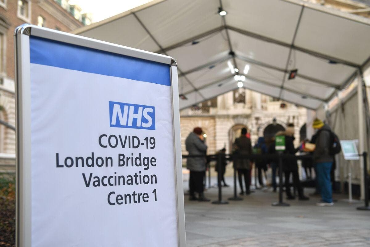 Des personnes attendent pour se faire vacciner contre la COVID-19 à Londres le 30 décembre 2020.