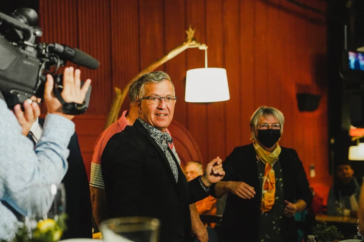 Soirée électorale de Québec solidaire, à Rouyn-Noranda, le 3 octobre 2022. Sur la photo: Le tout nouveau député élu de Rouyn-Noranda, Daniel Bernard célèbre sa victoire. PHOTO ÉLISE LACOMBE/24 HEURES/AGENCE QMI