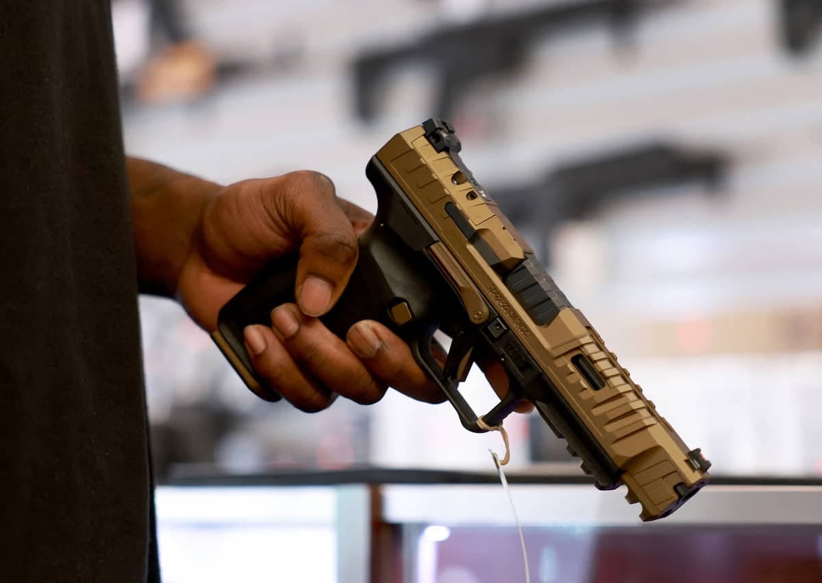 Un homme magasinant un fusil en Floride.