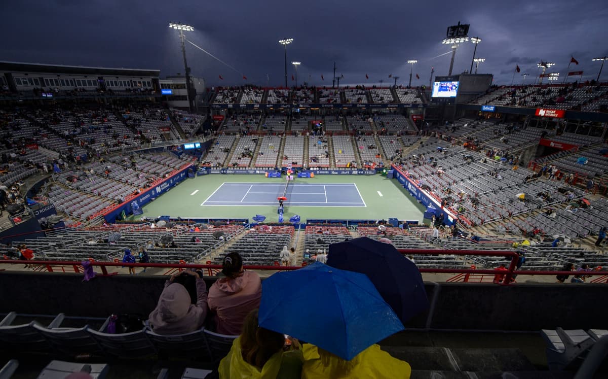 Quelques irréductibles ont bravé la pluie pendant une partie de la soirée jeudi, sur le court central du stade IGA.