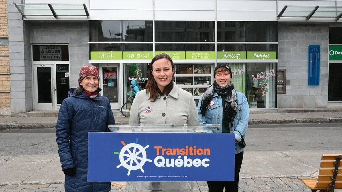 La cheffe et candidate à la mairie de Transition Québec, Jackie Smith, avec les candidates Élisabeth Germain et Alexia Oman, lors d'une annonce en matière d'économie locale mardi matin.