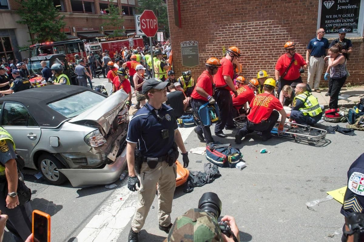 Sur cette image : des secouristes traitent des gens blessés par un véhicule conduit par un sympathisant néonazi lors d’une manifestation à Charlottesville, en Virginie.
