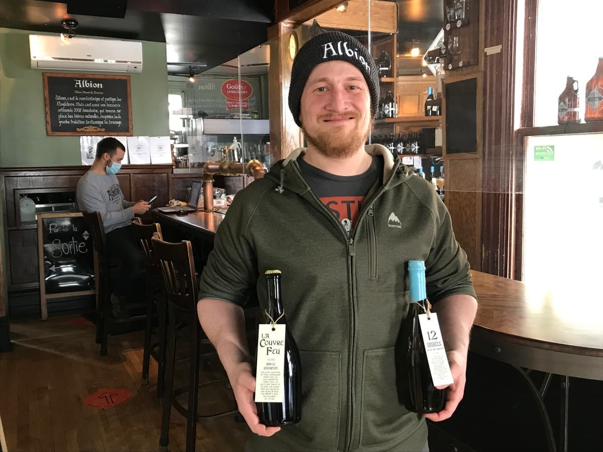 Sur la présente photo: Jason Bussières, propriétaire de la Brasserie artisanale Albion, à Joliette, vend de la bière en cruchon et en bouteille pour emporter.