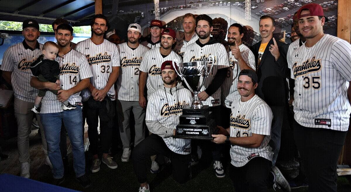 Les joueurs des Capitales sont allés à la rencontre de leurs partisans, au Stade Canac, à leur retour des derniers matchs de la finale de la Ligue Frontier, présentés à Evansville.