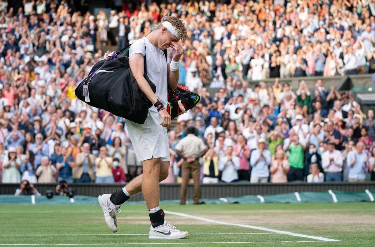 Denis Shapovalov a quitté le court central de Wimbledon en larmes après sa défaite en demi-finale face à Novak Djokovic.