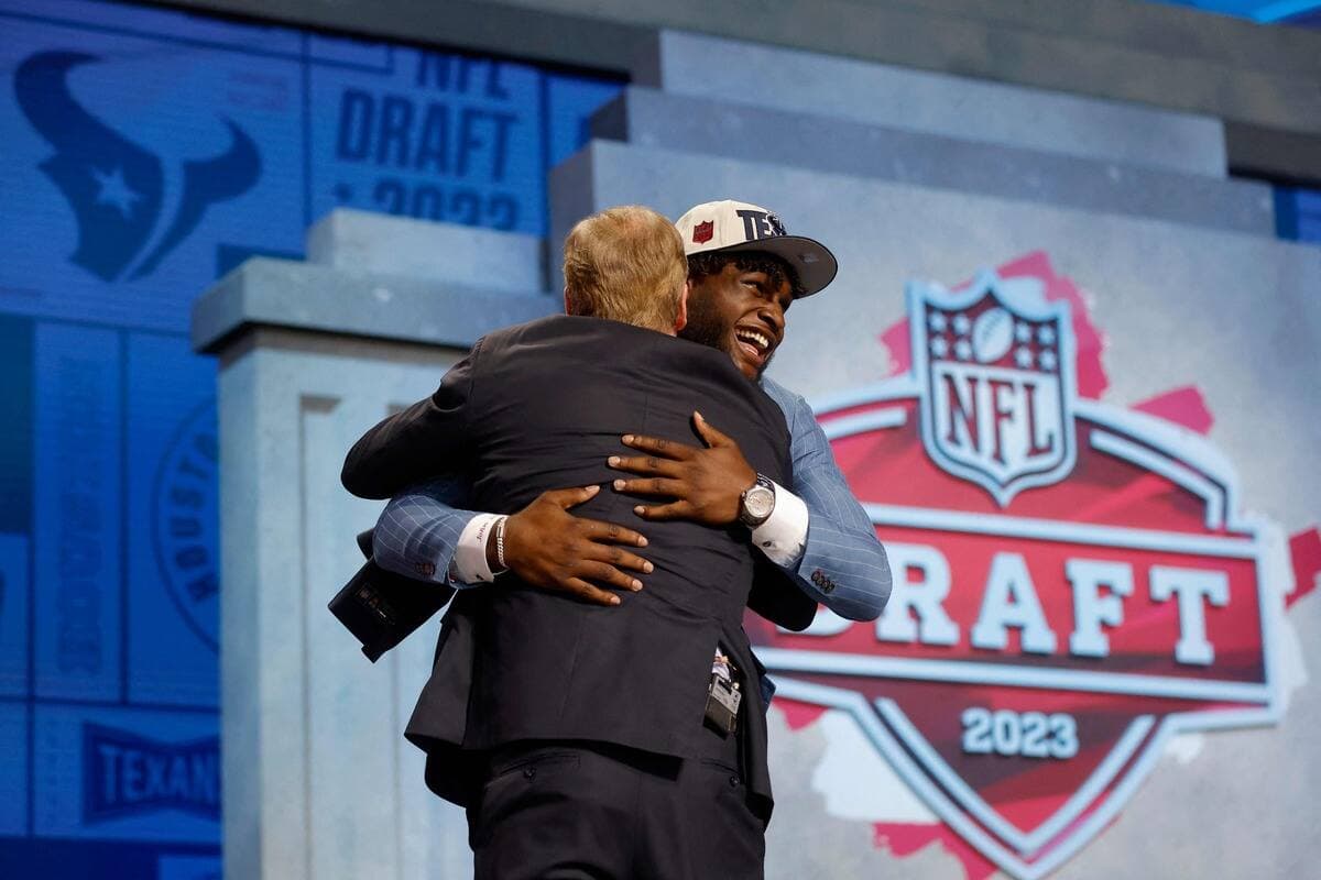 Will Anderson Jr. a fait l'accolade au commissaire Roger Goodell lorsqu'il a été sélectionné.