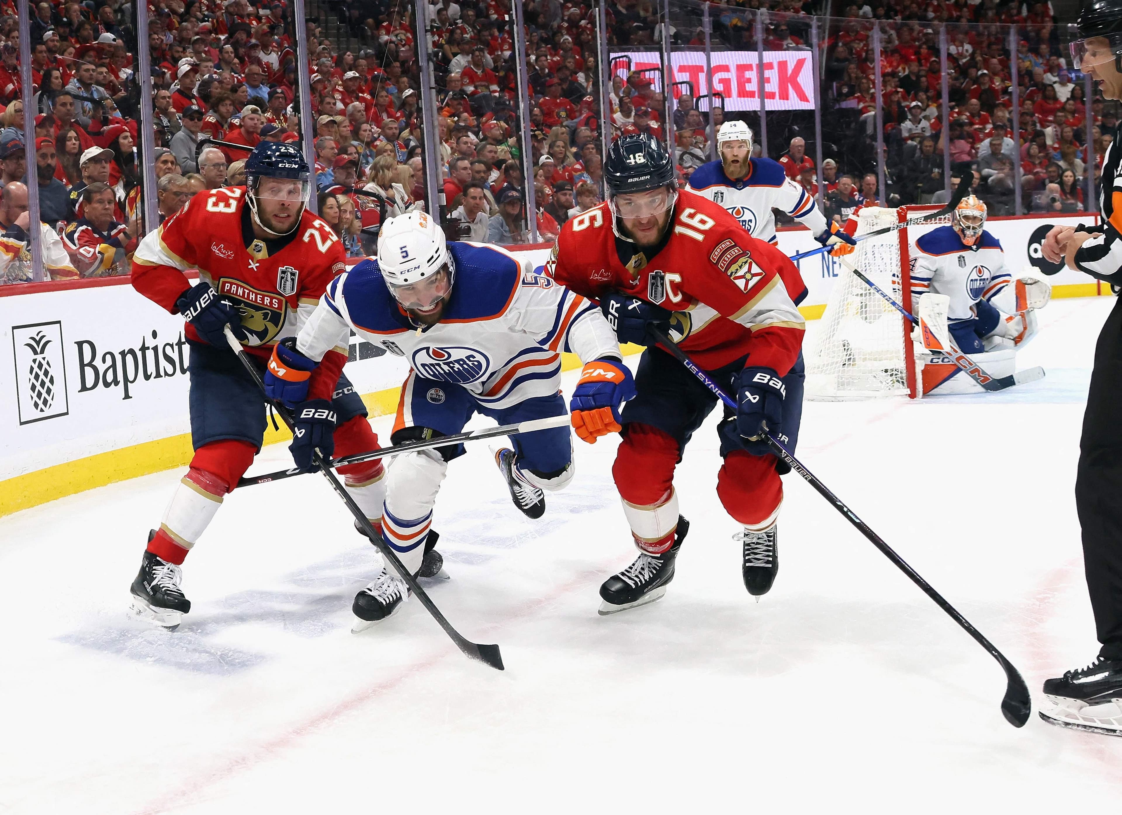 Les joueurs des Oilers ont peu de place sur la patinoire contre les Panthers.