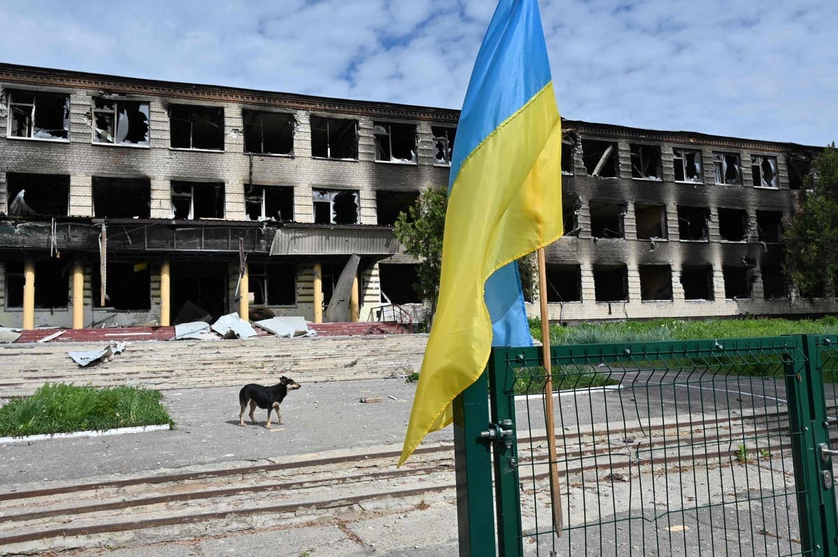 Un drapeau de l'Ukraine flotte devant une école détruite dans un village près de Kharkiv.