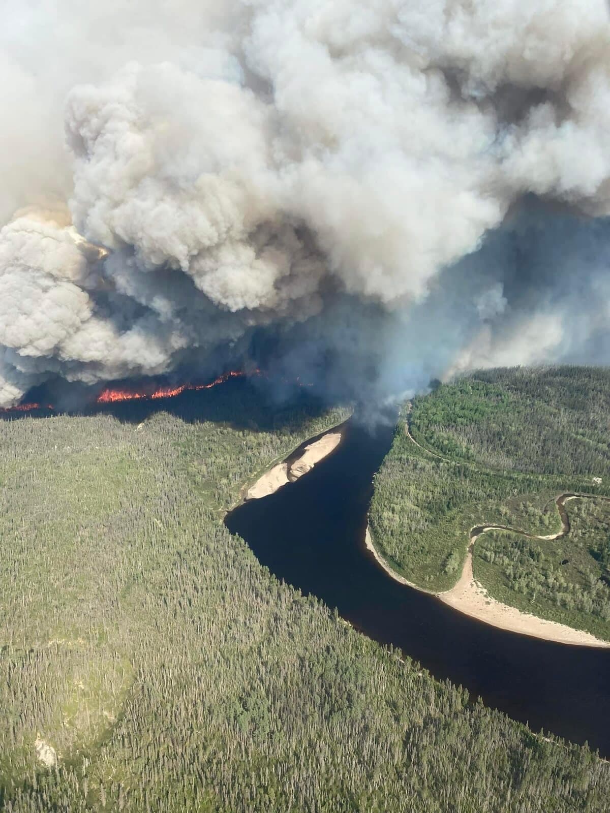 Photo aérienne des feux de forêt sur la Côte-Nord