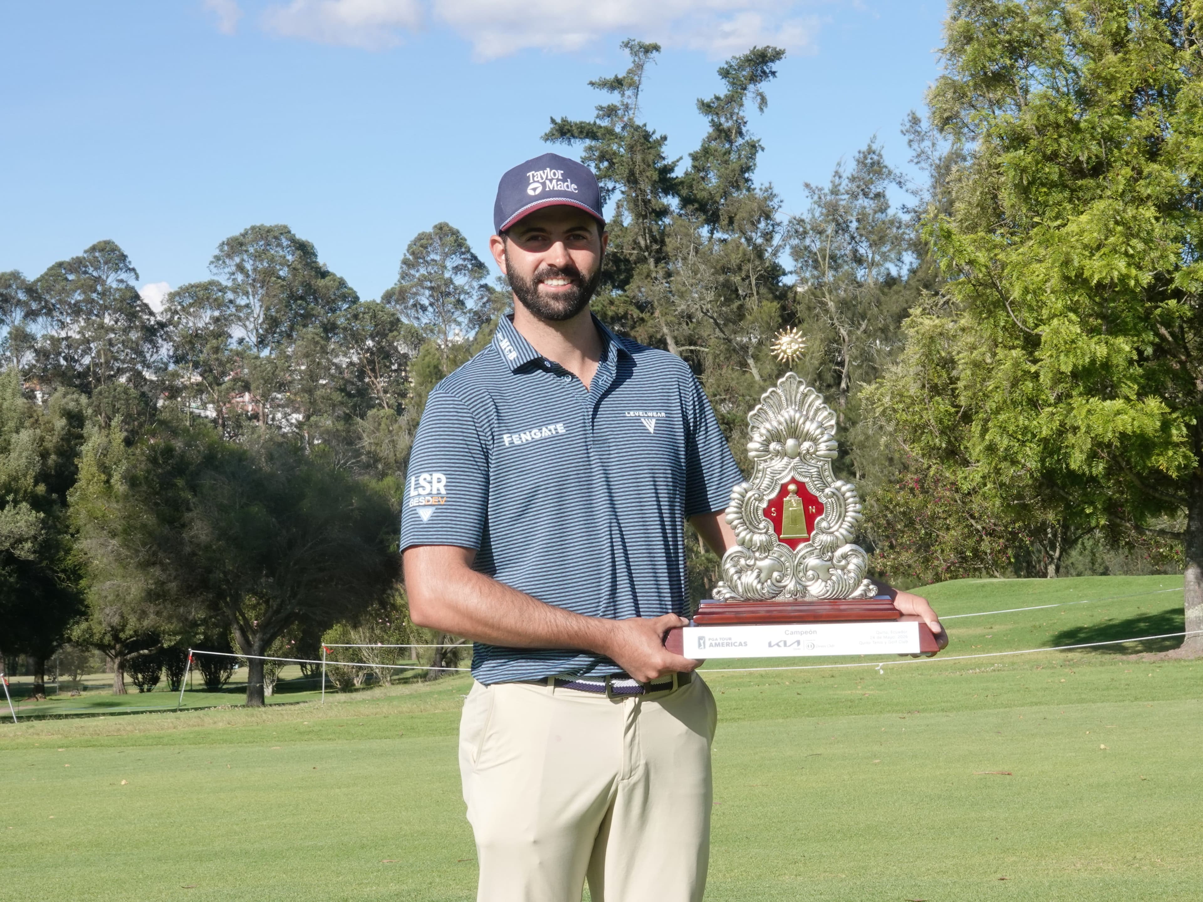 Joey Savoie a vécu un moment d’immense fierté quant au terme de sa dernière ronde de 68, au Kia Open, à Quito, il a célébré sa première victoire sur le PGA TOUR Americas.