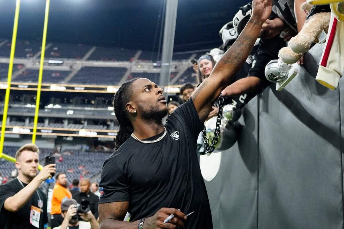 Davante Adams passe aux Jets après deux saisons et des poussières avec les Raiders. Il a capté au moins 100 passes et gagné au moins 1100 verges lors des quatre dernières campagnes.