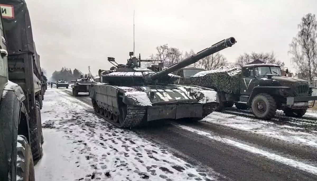 Des tanks russes qui avancent vers Kyïv.