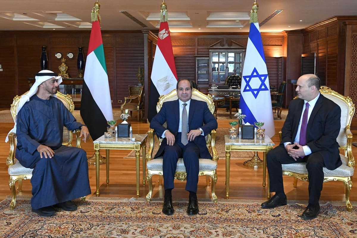 (De gauche à droite) Le dirigeant de facto des Émirats arabes unis, Mohammed ben Zayed, le président Abdel Fattah al-Sissi et le premier ministre israélien, Naftali Bennett.