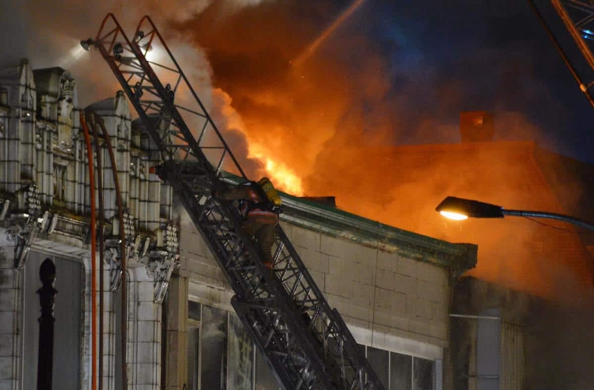 Un violent incendie a éclaté dans un bâtiment abandonné de trois étages vers 23 h samedi sur la rue Sainte-Catherine Ouest, à Montréal.