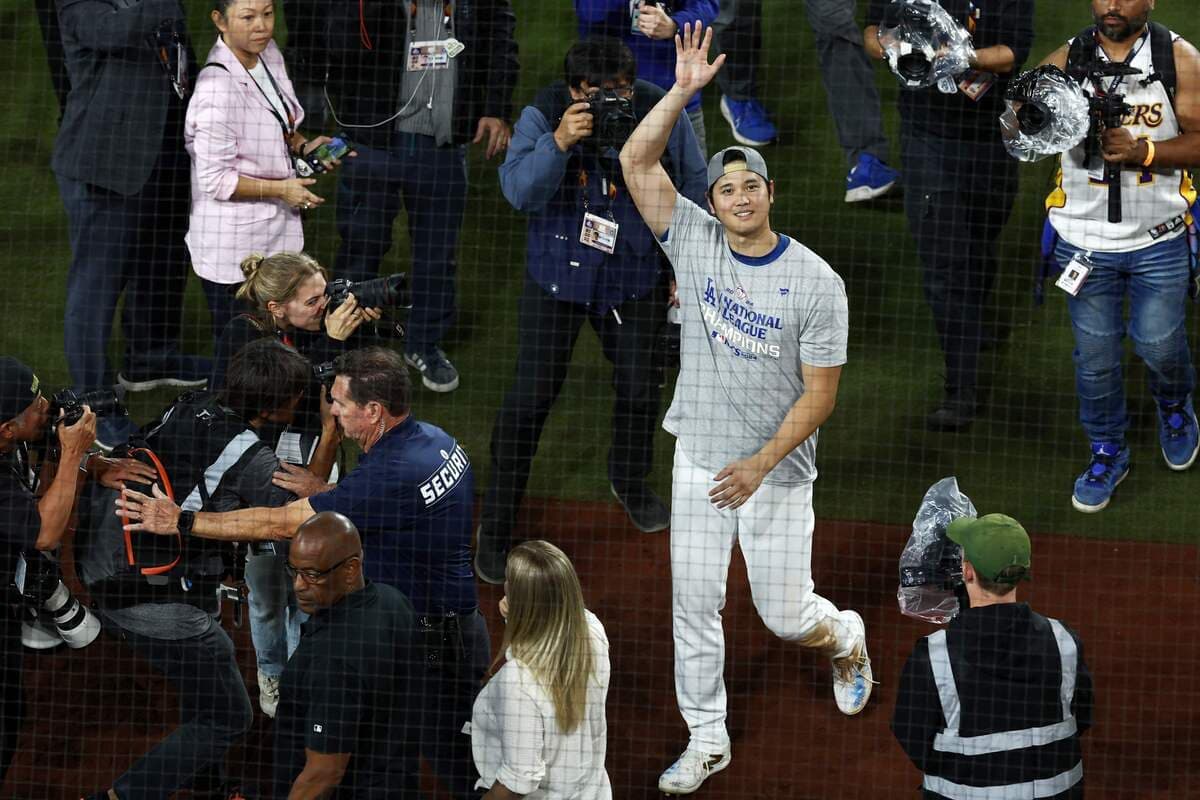 Shohei Ohtani était entouré par les caméras au moment de célébrer la victoire des Dodgers en série de championnat de la Nationale, le 20 octobre, à Los Angeles.