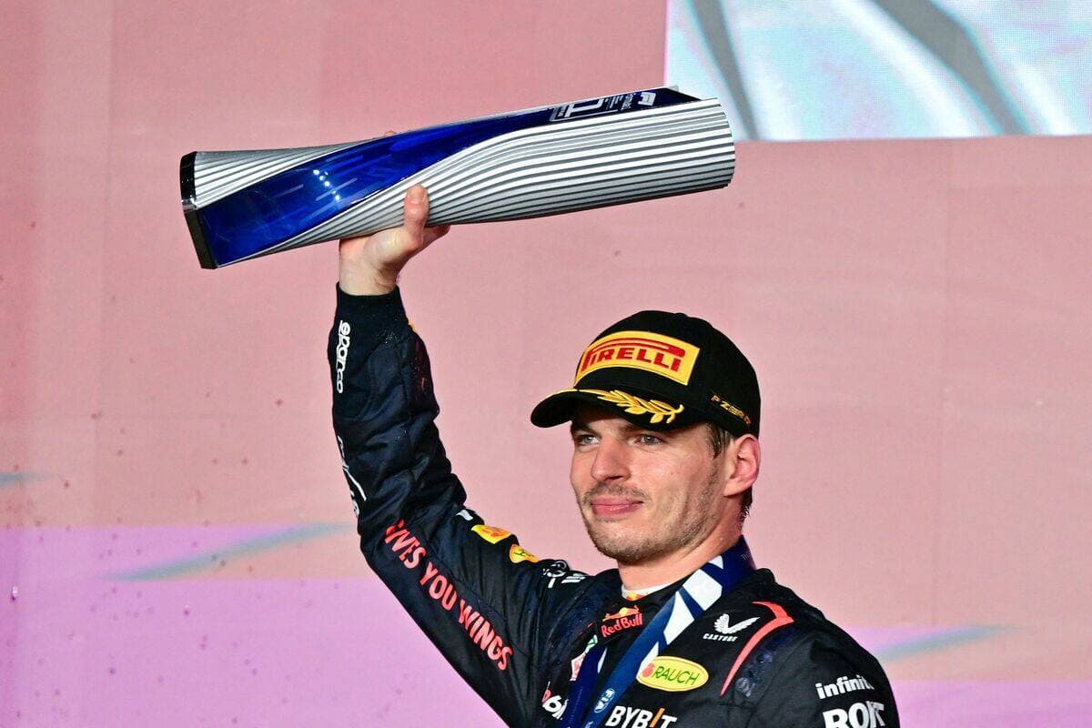 Max Verstappen célèbre avec le trophée du vainqueur sur le podium à Doha, le week-end dernier.