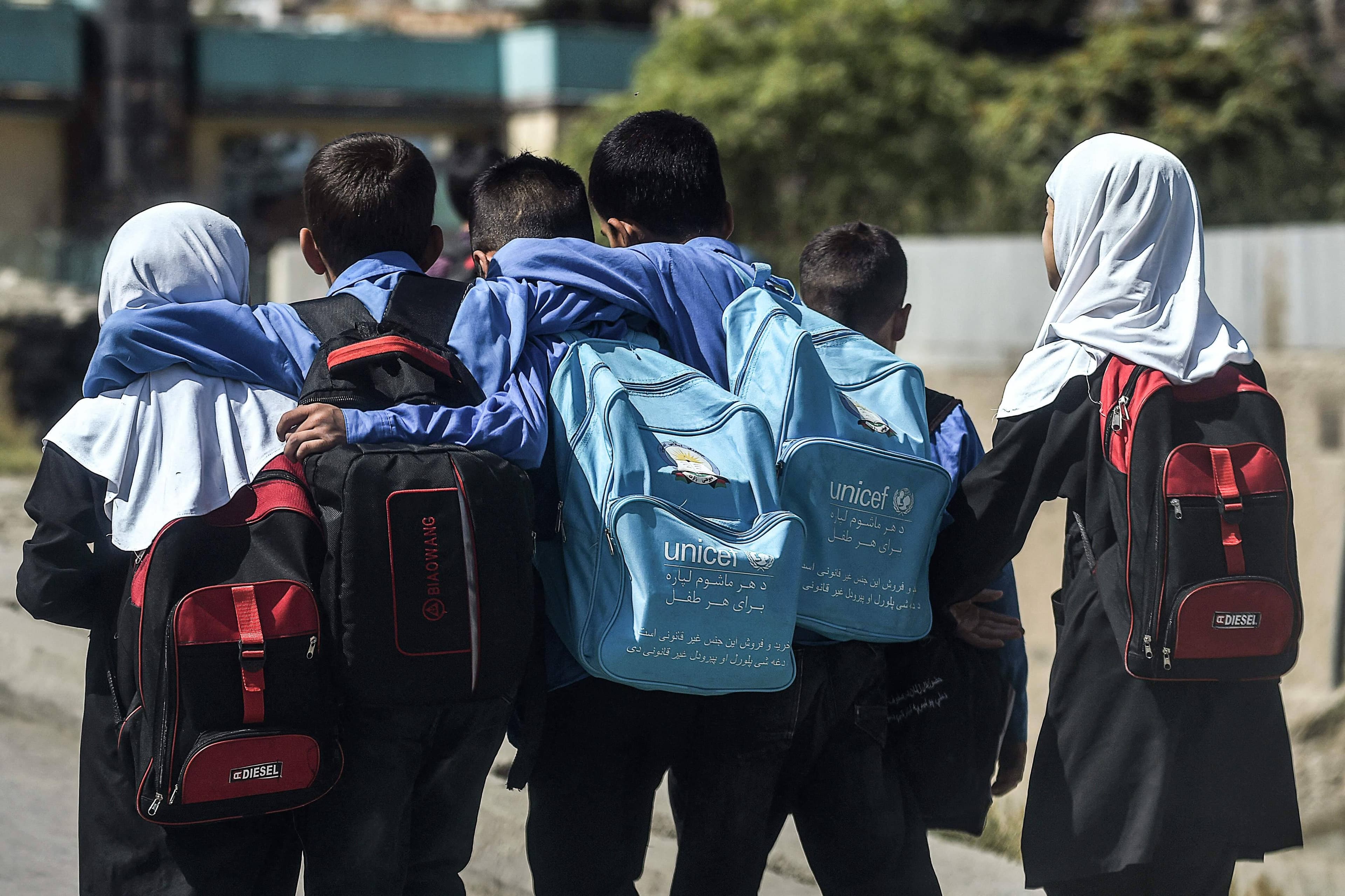 De jeunes Afghans retournent à la maison après une journée d'école à Kaboul.
