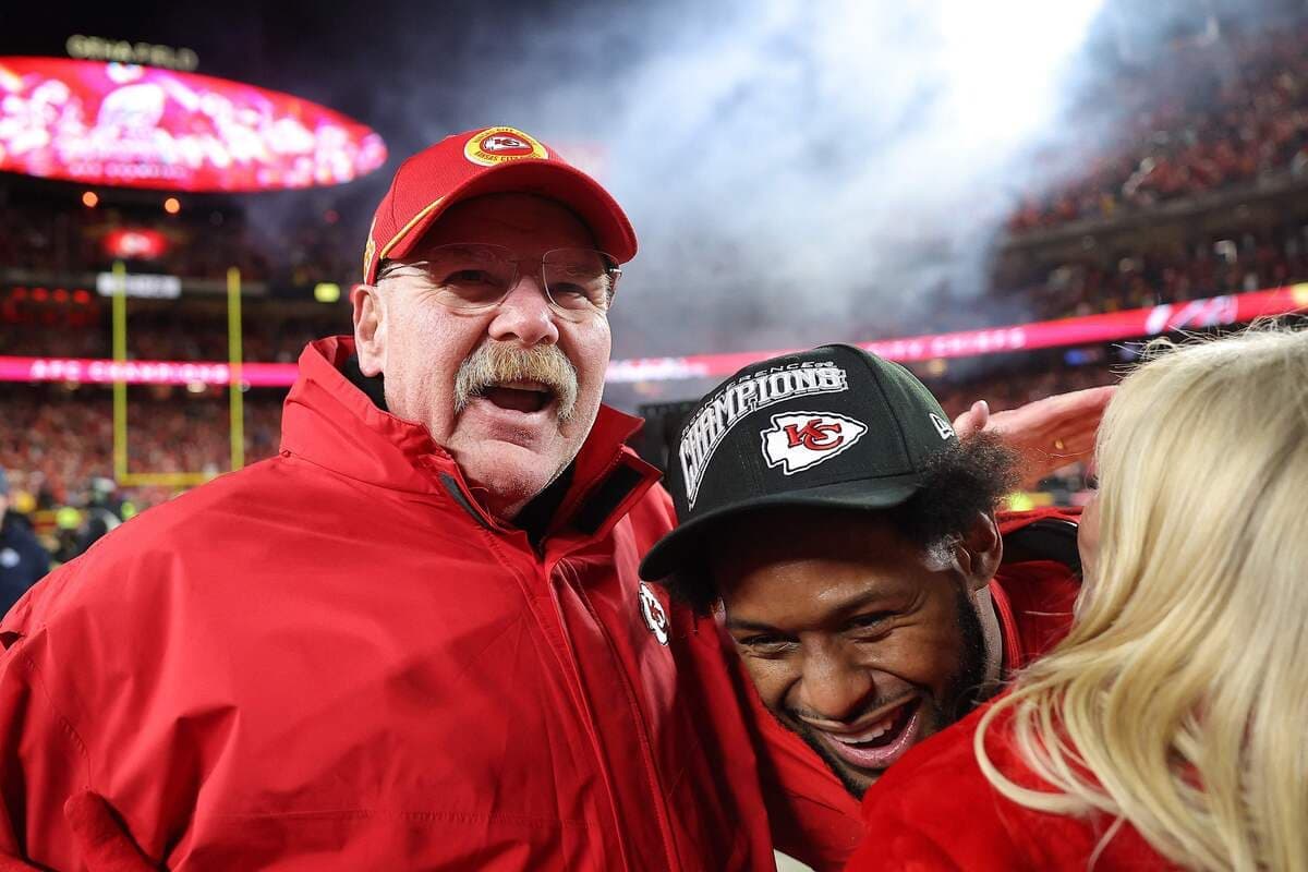 L’entraîneur-chef Andy Reid, dans un moment de célébrations avec le receveur JuJu Smith-Schuster.