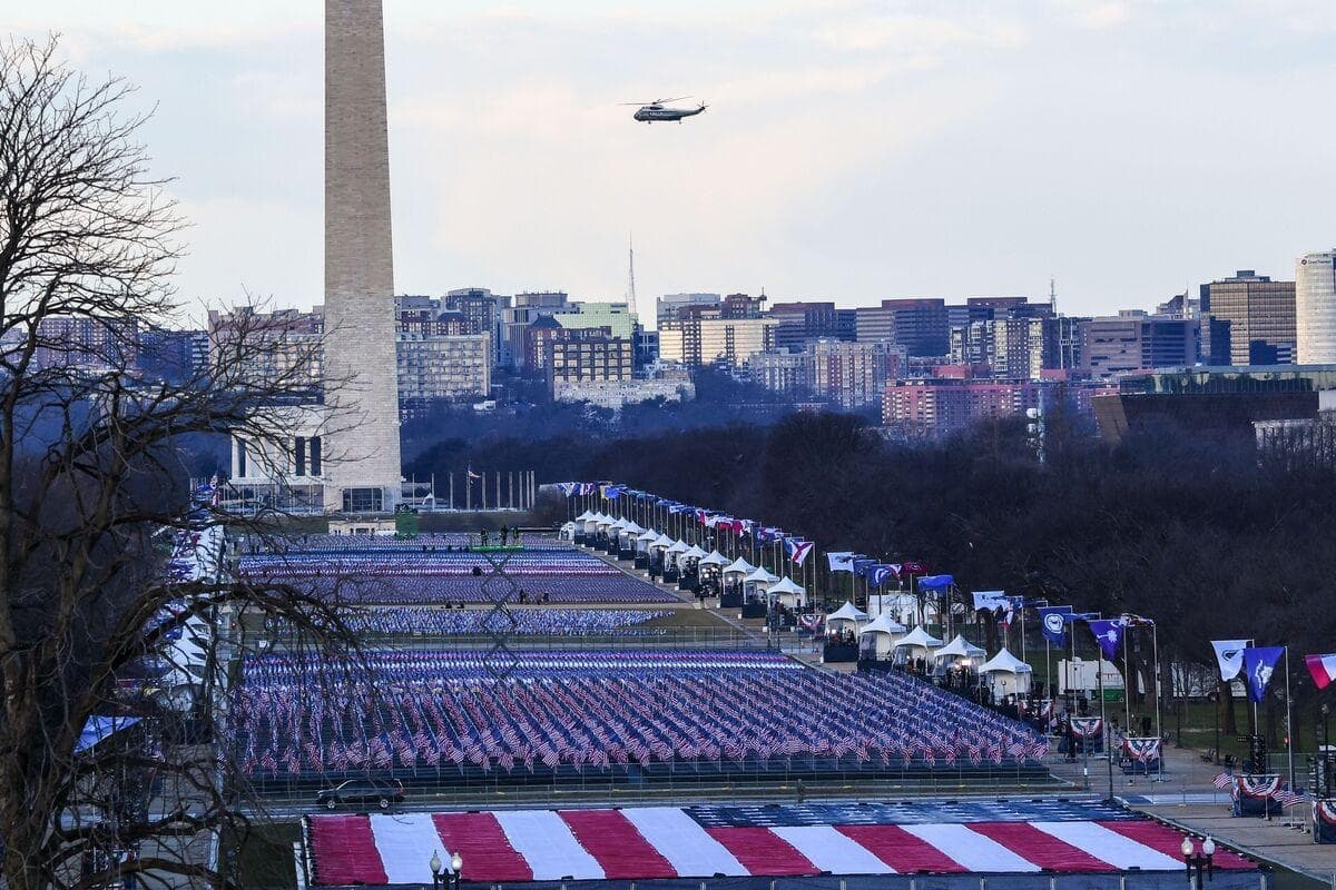 Des drapeaux ont été installés devant le Capitole à Washington en vue de l’inauguration de Joe Biden.