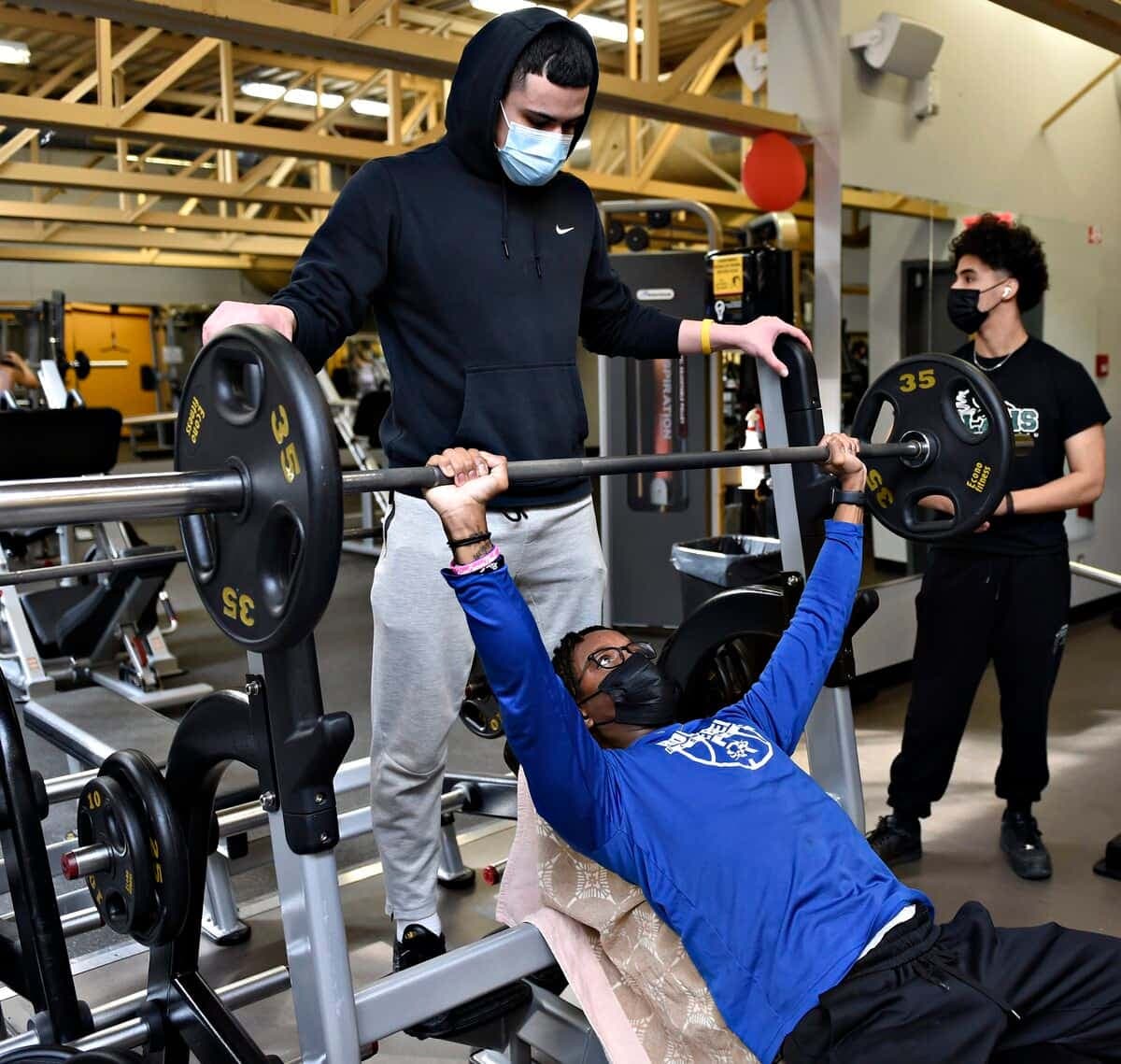 Les clients des gyms ne se sont pas fait prier pour renouer avec leur centre d’entraînement favori, lundi, comme ici à la succursale Éconofitness de Place de la Cité. On voit ici Mustapha, Anthony et Taha- Yassine à l’entraînement.