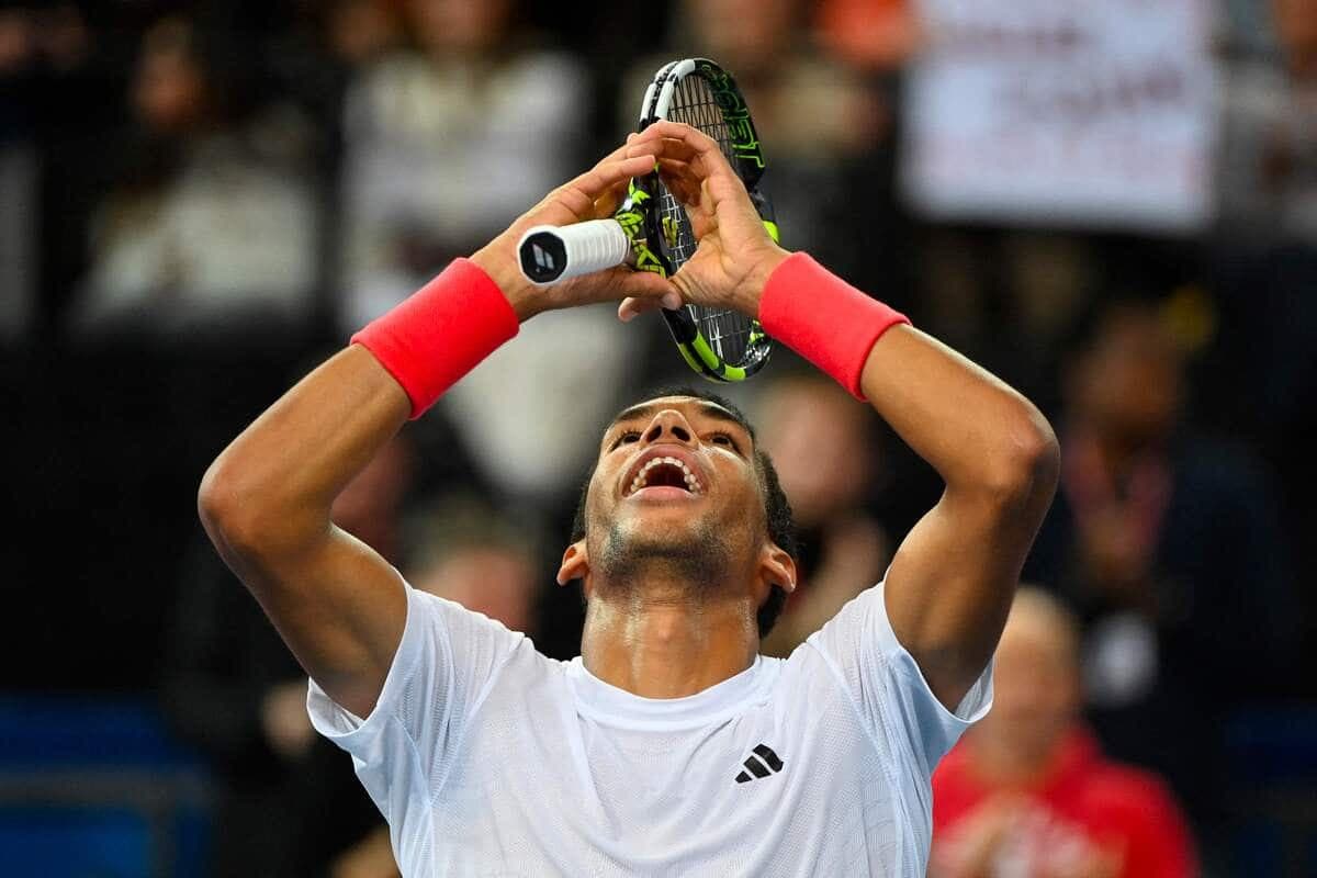 Félix Auger-Aliassime célèbre son deuxième titre de la saison, à Montpellier, dimanche.