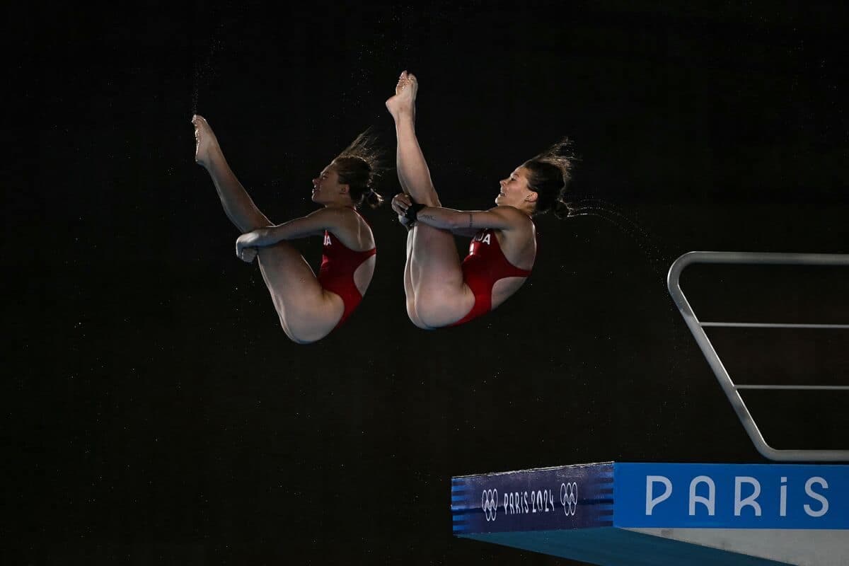 Caeli McKay et Kate Miller mercredi, lors de l'épreuve de plongeon synchronisé à la tour de 10 m, aux Jeux olympiques.