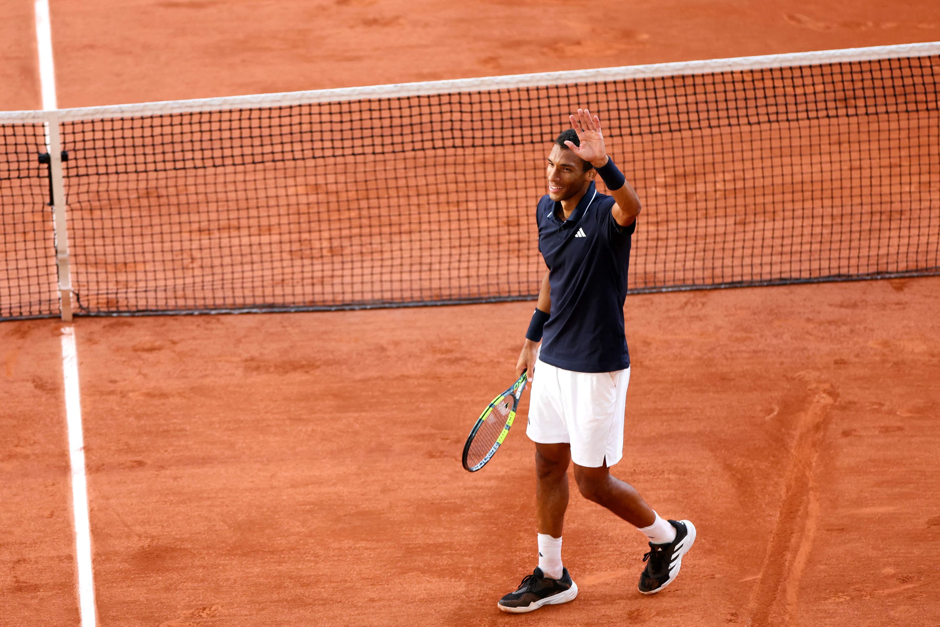 Félix Auger-Aliassime célèbre sur le terrain après sa victoire contre Alejandro Tabilo lundi, à Roland-Garros.