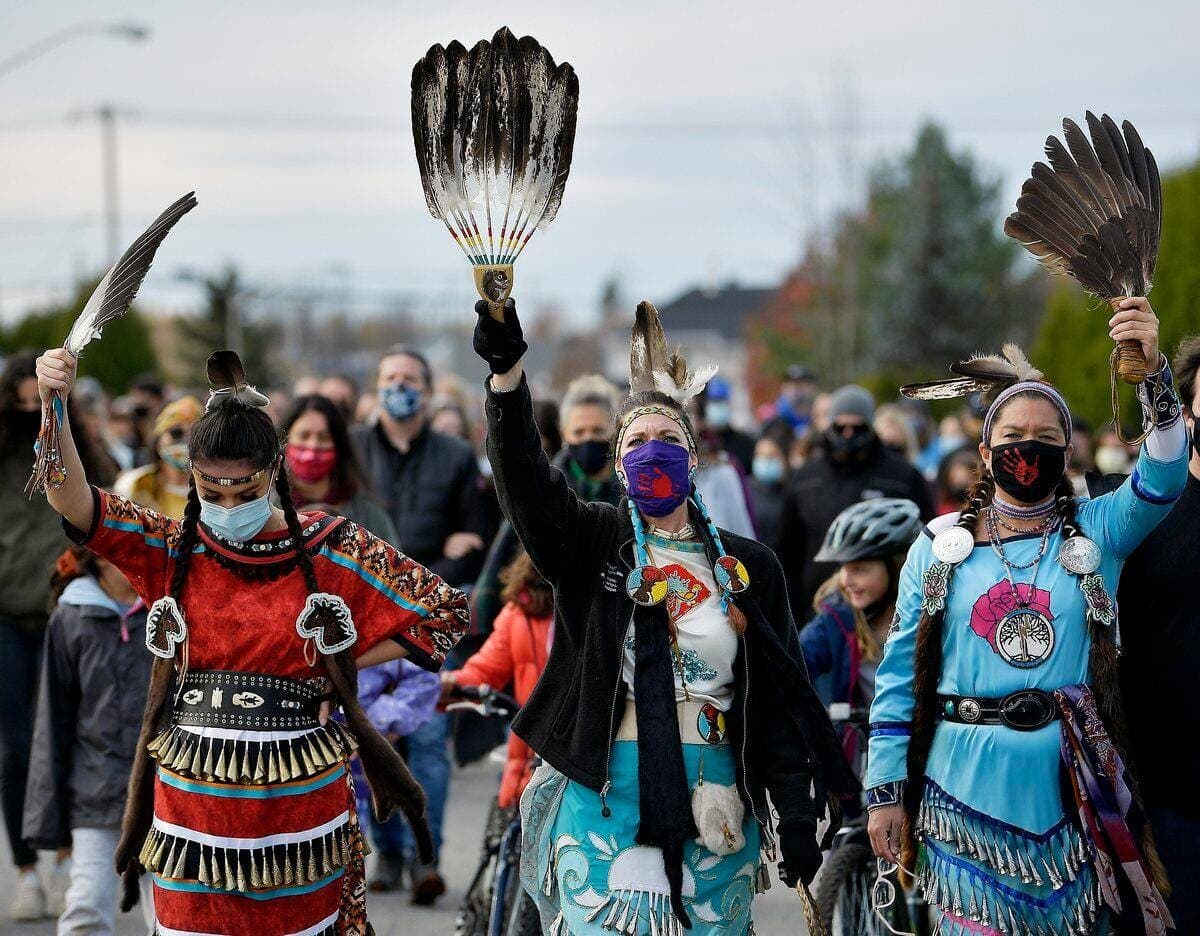 Les organisatrices de l’événement ont entamé une prière pour les « deux petits anges de Wendake » avant de lancer la marche de commémoration.