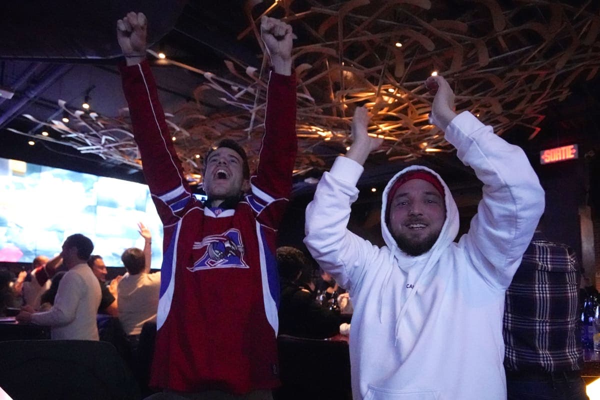 Enzo Aucher et Antoine Rabecho étaient fous de joie à La Cage, au Complexe Desjardins, au terme de la victoire des Alouettes.