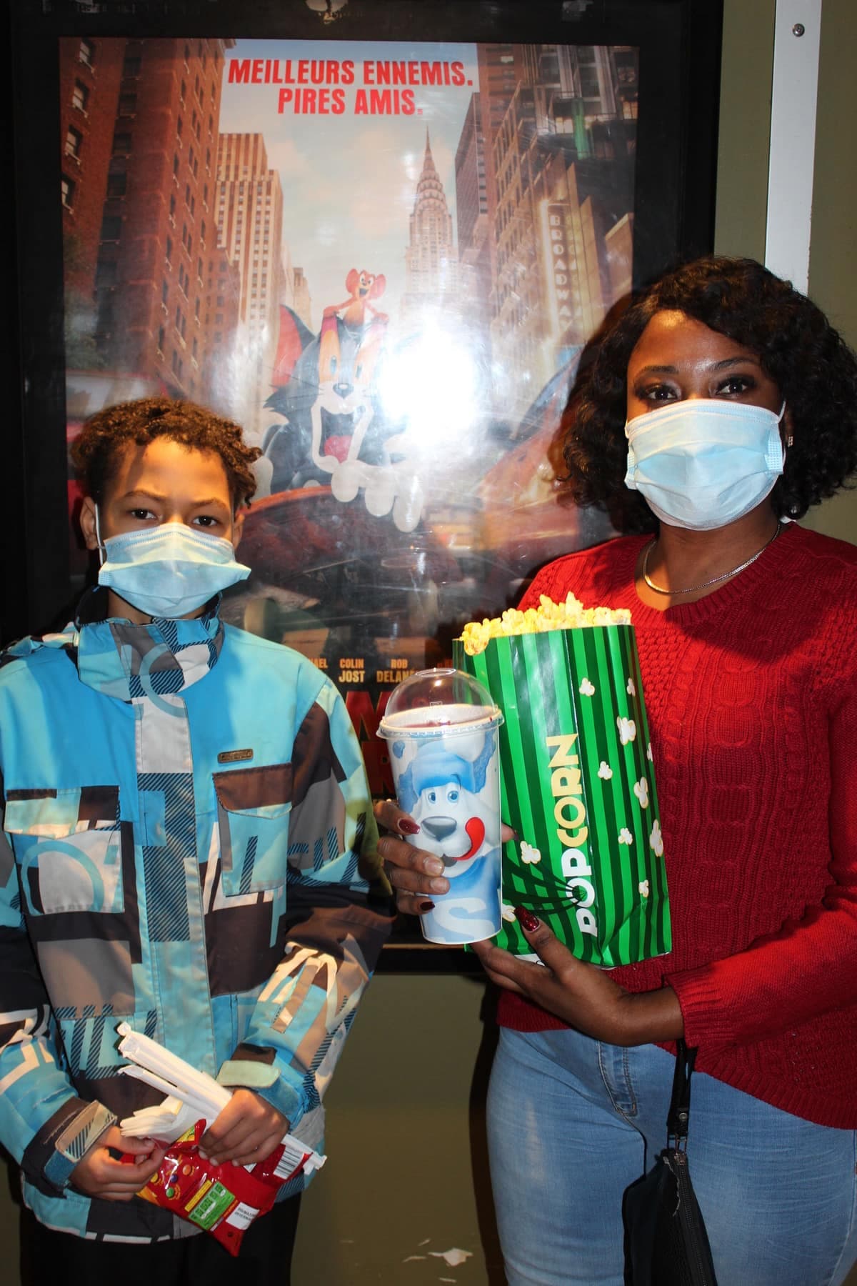 Zackary Beaulieu, 11 ans, et sa mère, Suzie René, ont attendu patiemment les provisions au comptoir, au Cinéma 9, à Gatineau, pendant que ses deux jeunes frères, Nicolas et Oscar, regardaient le film dans la salle.