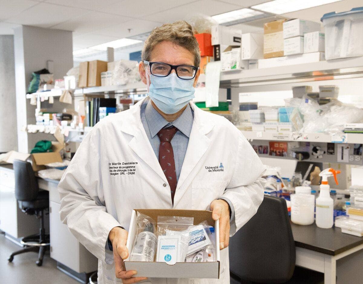 Dr Martin Desrosiers démontre la trousse de traitement en vaporisation nasale qui contient des probiotiques.