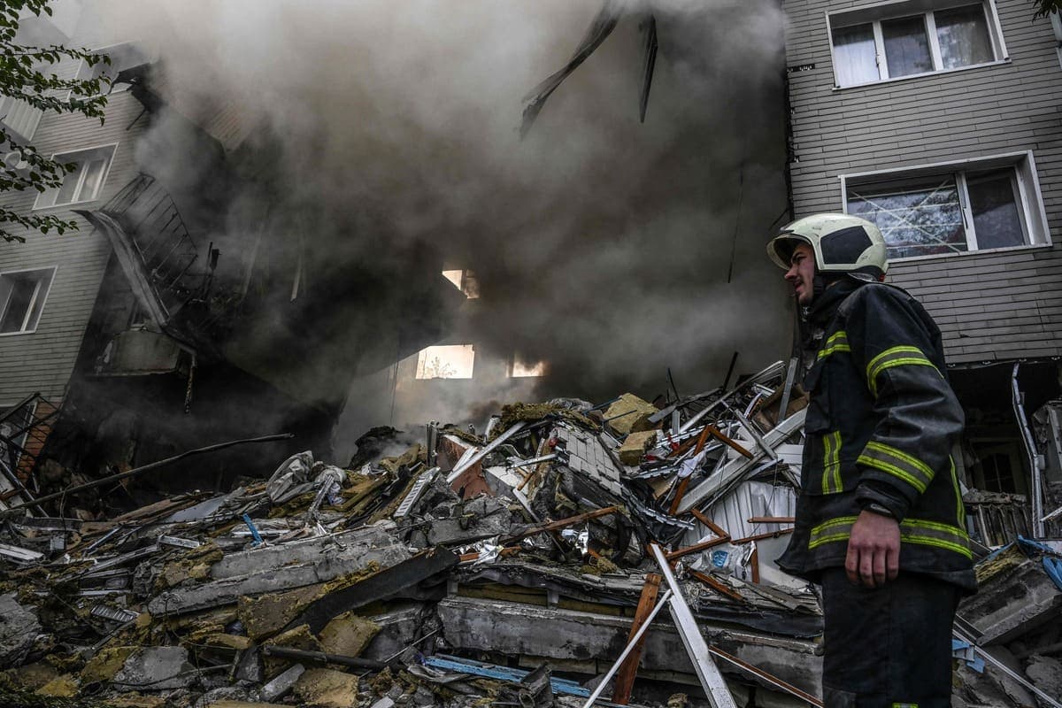 Sur le terrain en Ukraine, les attaques russes se poursuivent. Sur la photo, un pompier travaille à éteindre un incendie causé par un tir de missile à Bakhmout, dans la région de Donetsk.